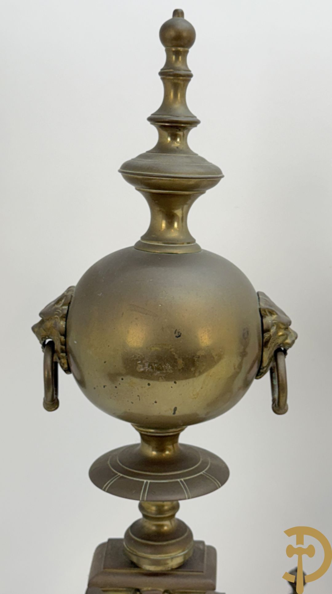 Paar Vlaamse bronzen chenets met accanthusranken en leeuwekoppen