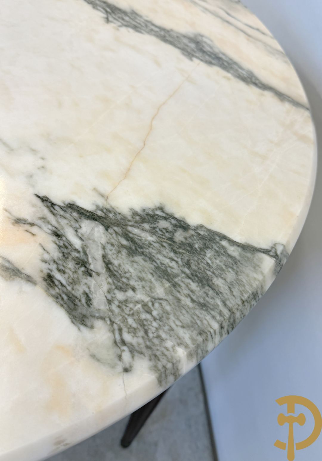 Ronde salontafel met bronsbeslag en marmeren blad op gecanneleerde poten