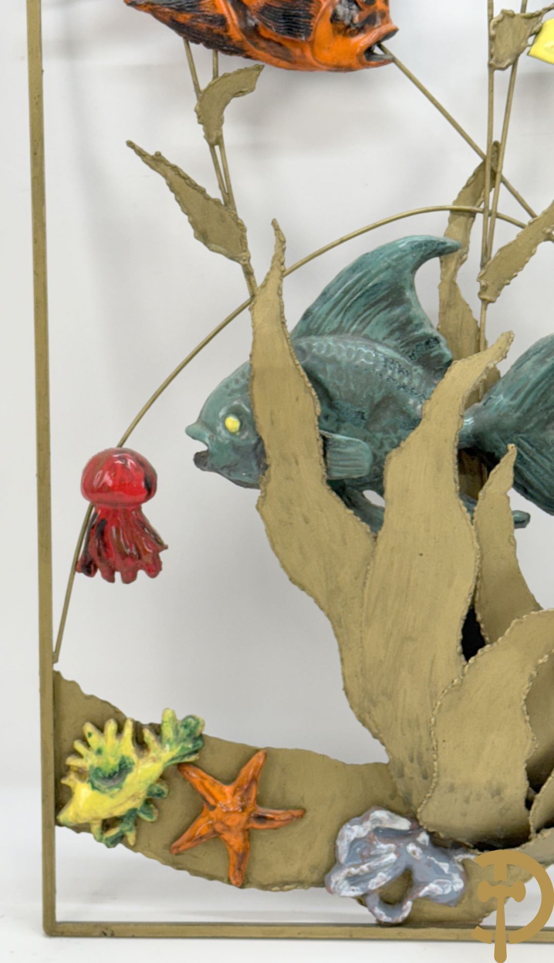 Smeedijzeren decoratief basrelief met keramieken vissen