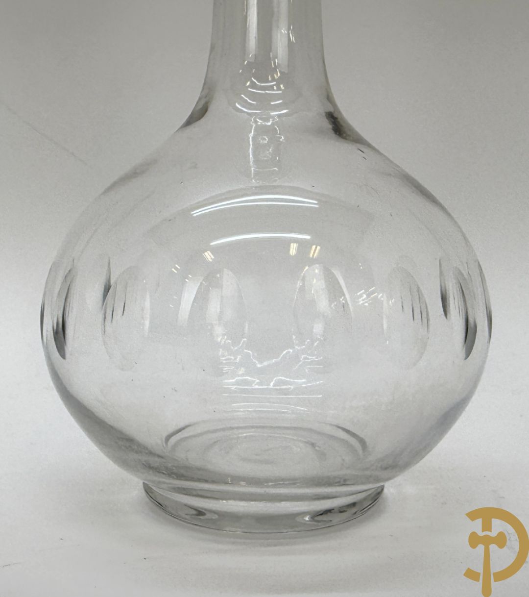 Paar diamantgeslepen karaffen + 5 andere karaffen