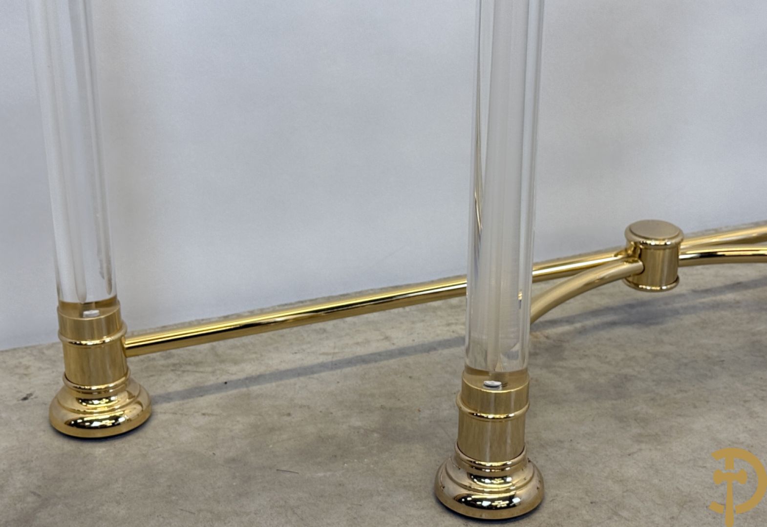 Moderne console met koperen frame op 4 helder plexi poten