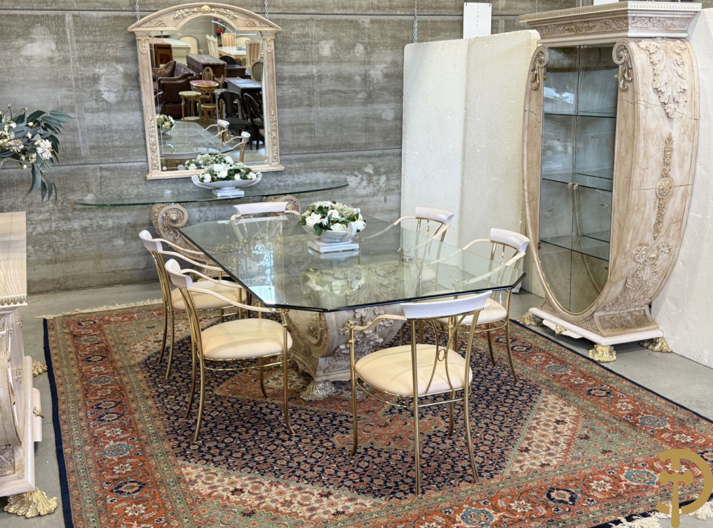 Uitzonderlijke eetkamer bestaande uit dressoir met 4 deuren en 2 lades op voluutvormig onderstel met rocailles opzij en boven met spiegel + bijhorende vitrine + console + spiegel + tafel op voluutvormig onderstel + 6 bijhorende armzetels met koperen frame - uniek ontwerp door de firma Vidal Grau Spaanse makelij, begin jaren 