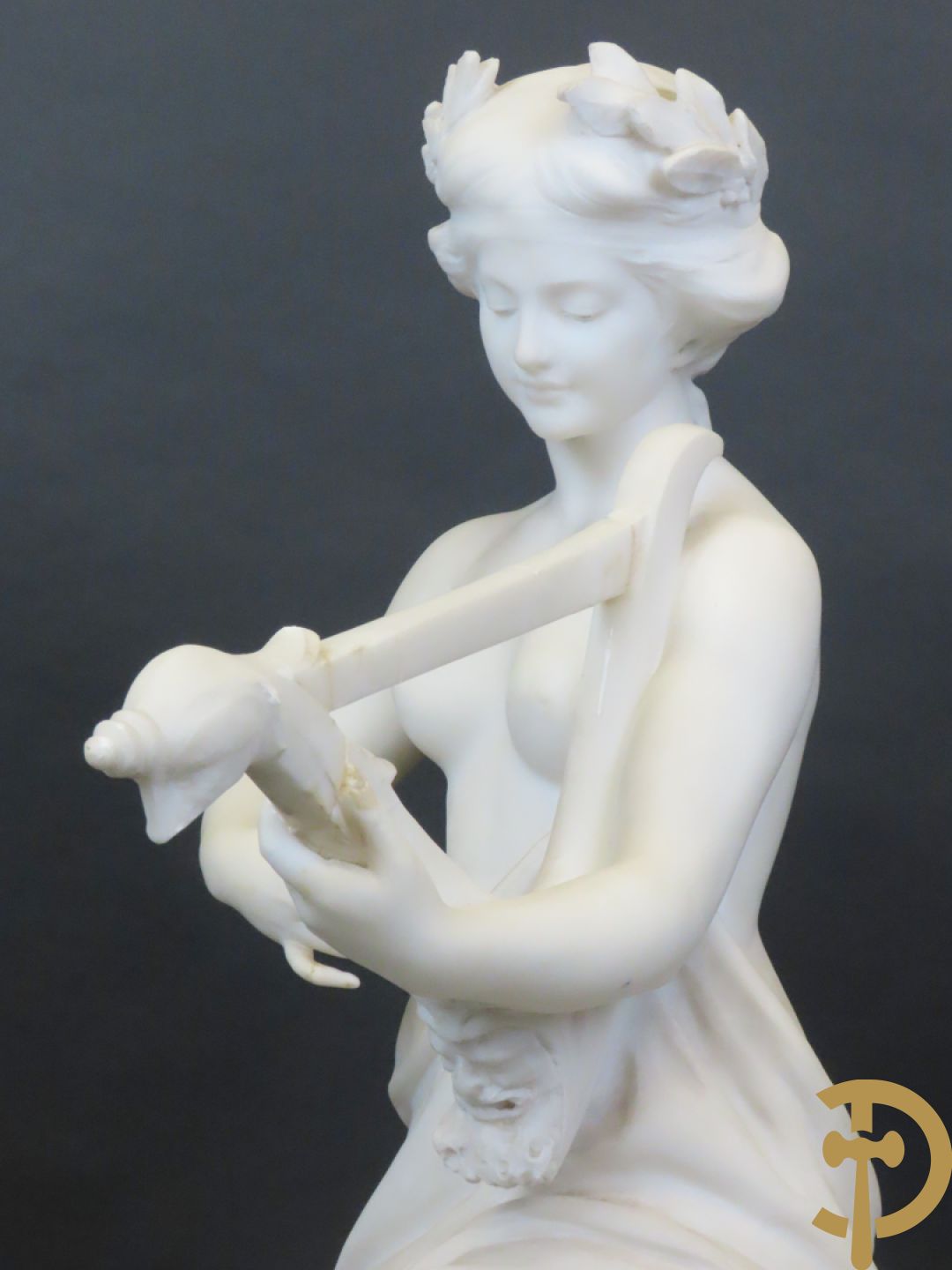 Prof. Fagioli Firenze getekend : Witte marmersculptuur van zittende dame met ontblote boezem met muziekinstrument