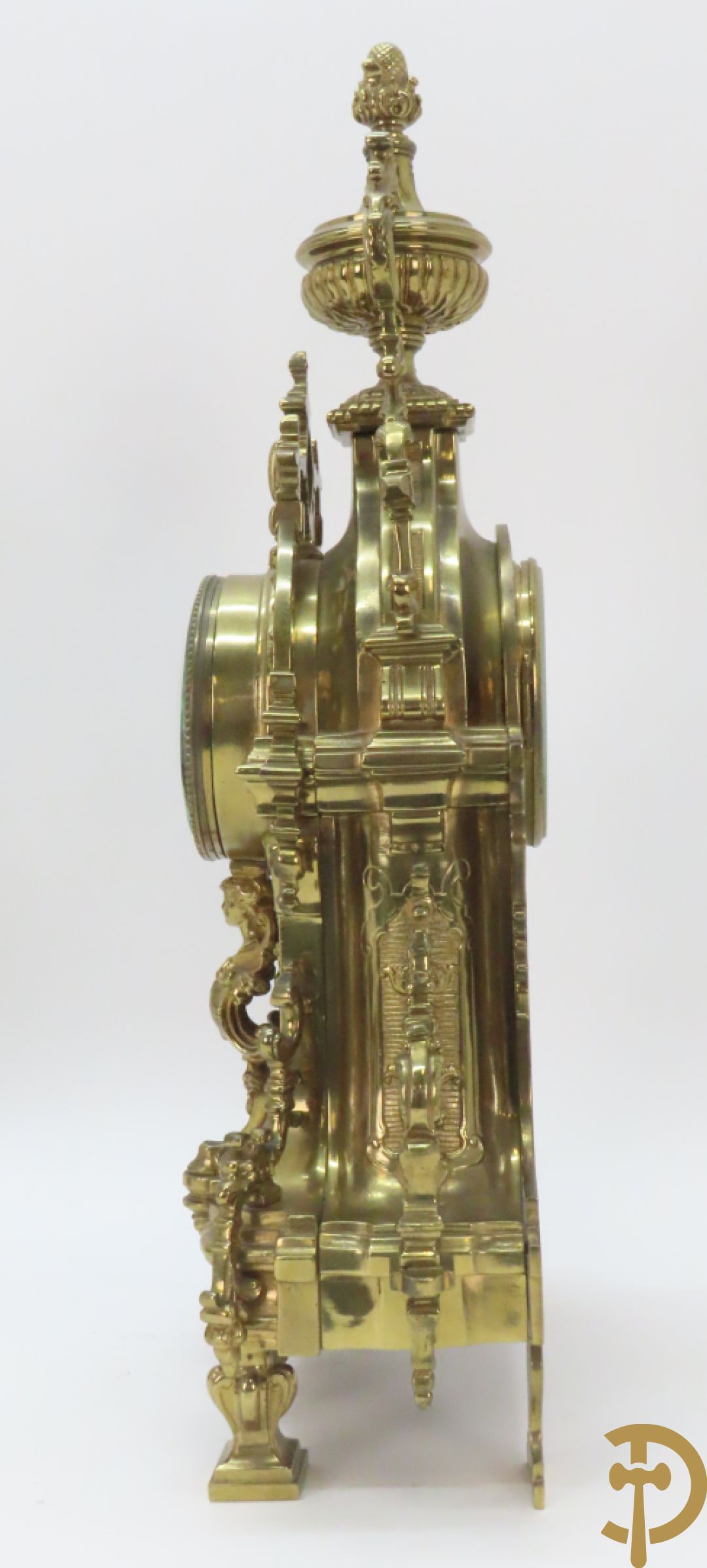 Driedelige koperen Neo Renaissance garnituur bestaande uit klok met amfoor bovenaan en Neo Renaissance motieven, Richond 11 Bd Mont Martre getekend - geflankeerd door paar vijfarmige kandelaars