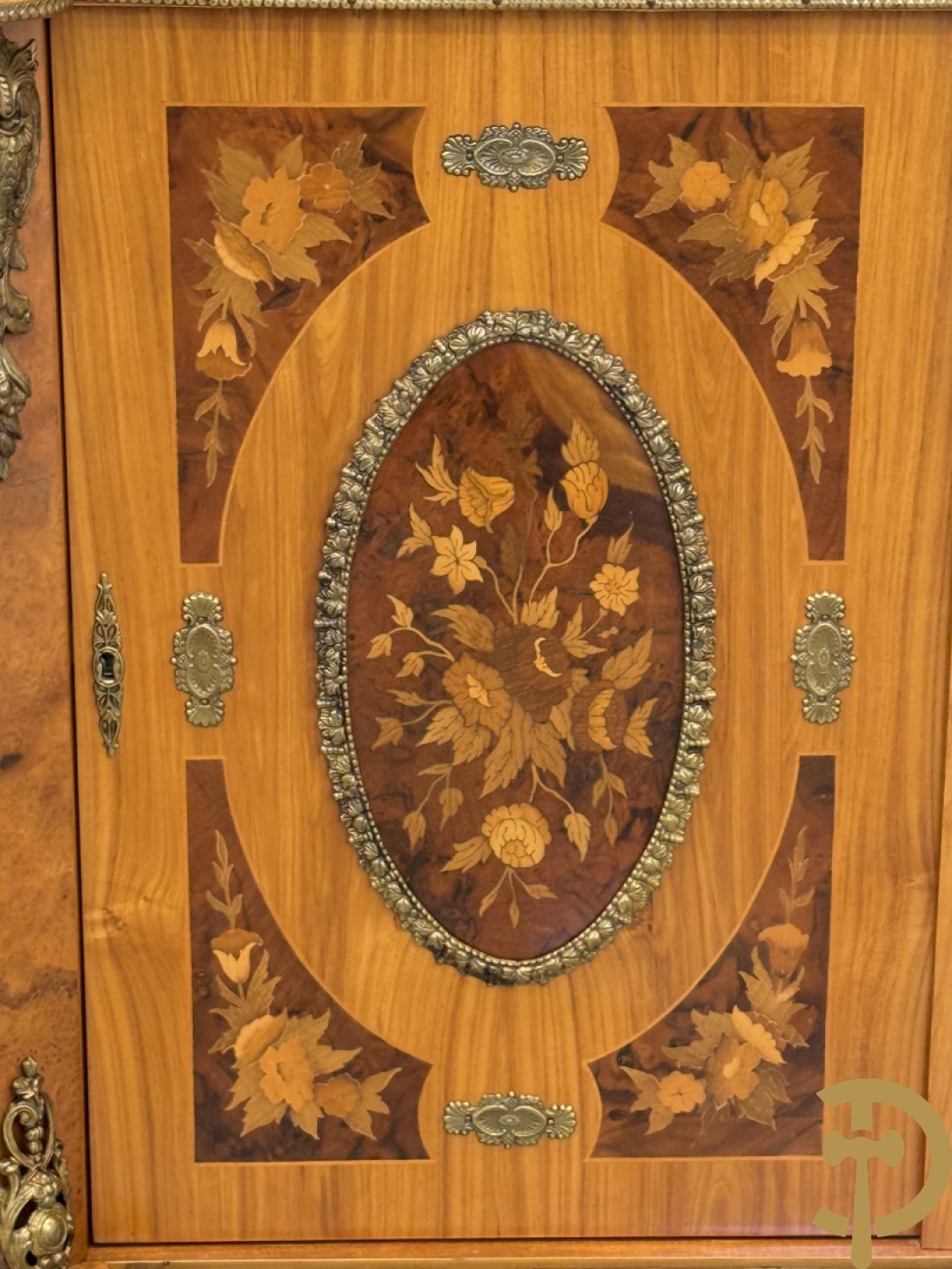 Notelaren driedeursdressoir met bloemenmarquetterie, bronsbeslag en marmeren blad