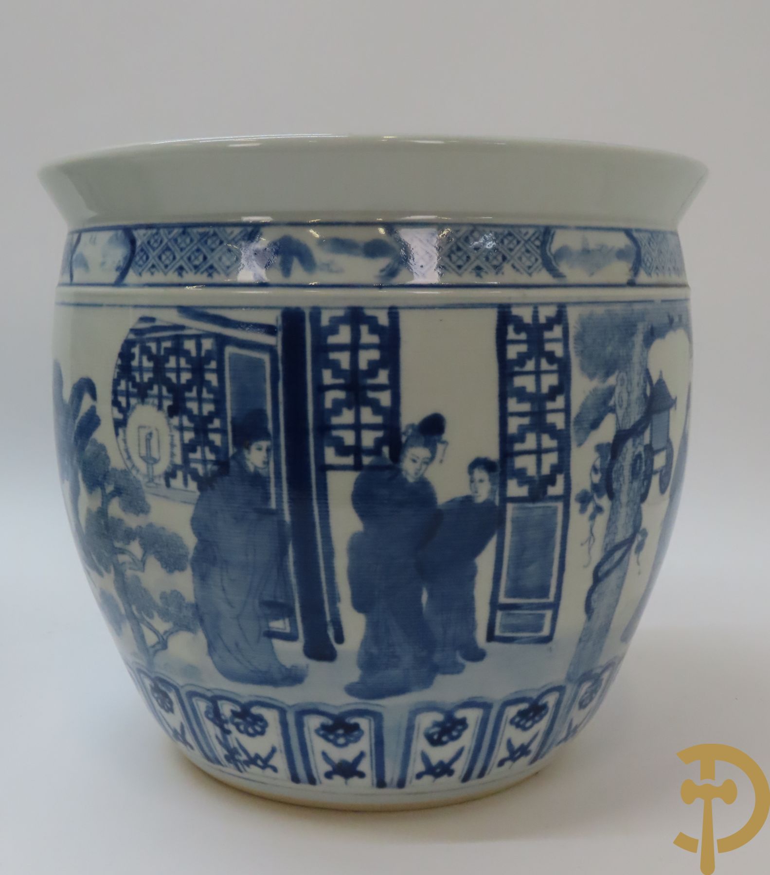 Paar Chinese porseleinen cachepots met blauw/wit decor van dames in landschap