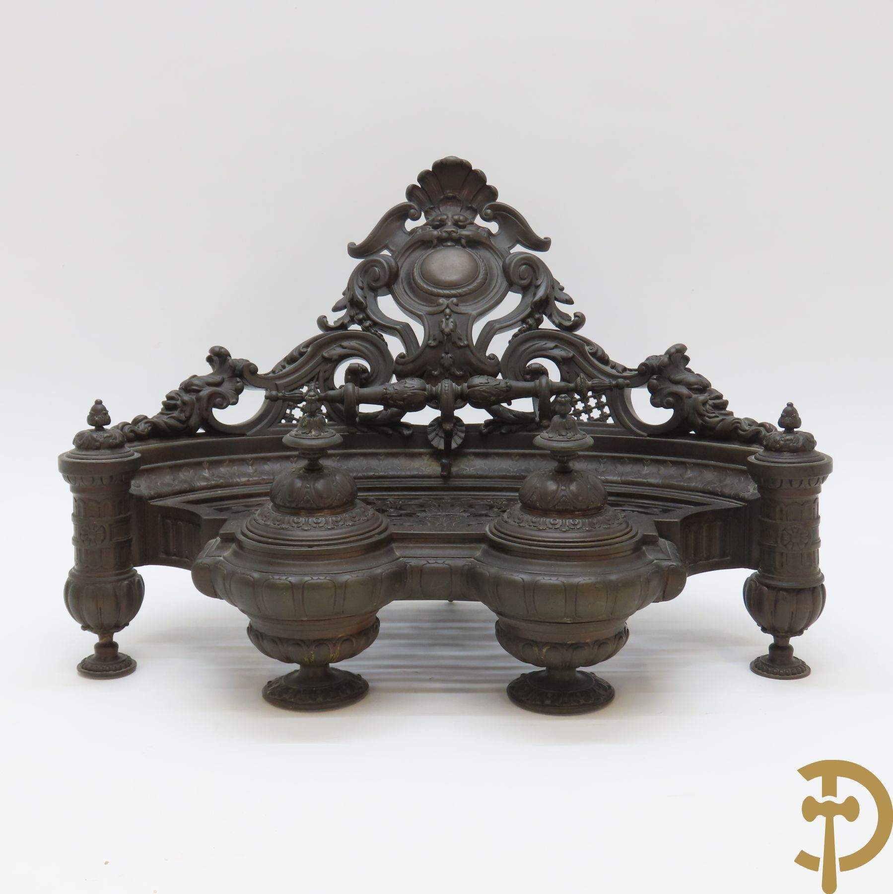 Bronzen Neo Renaissance inktstel met rocailles en bladmotieven