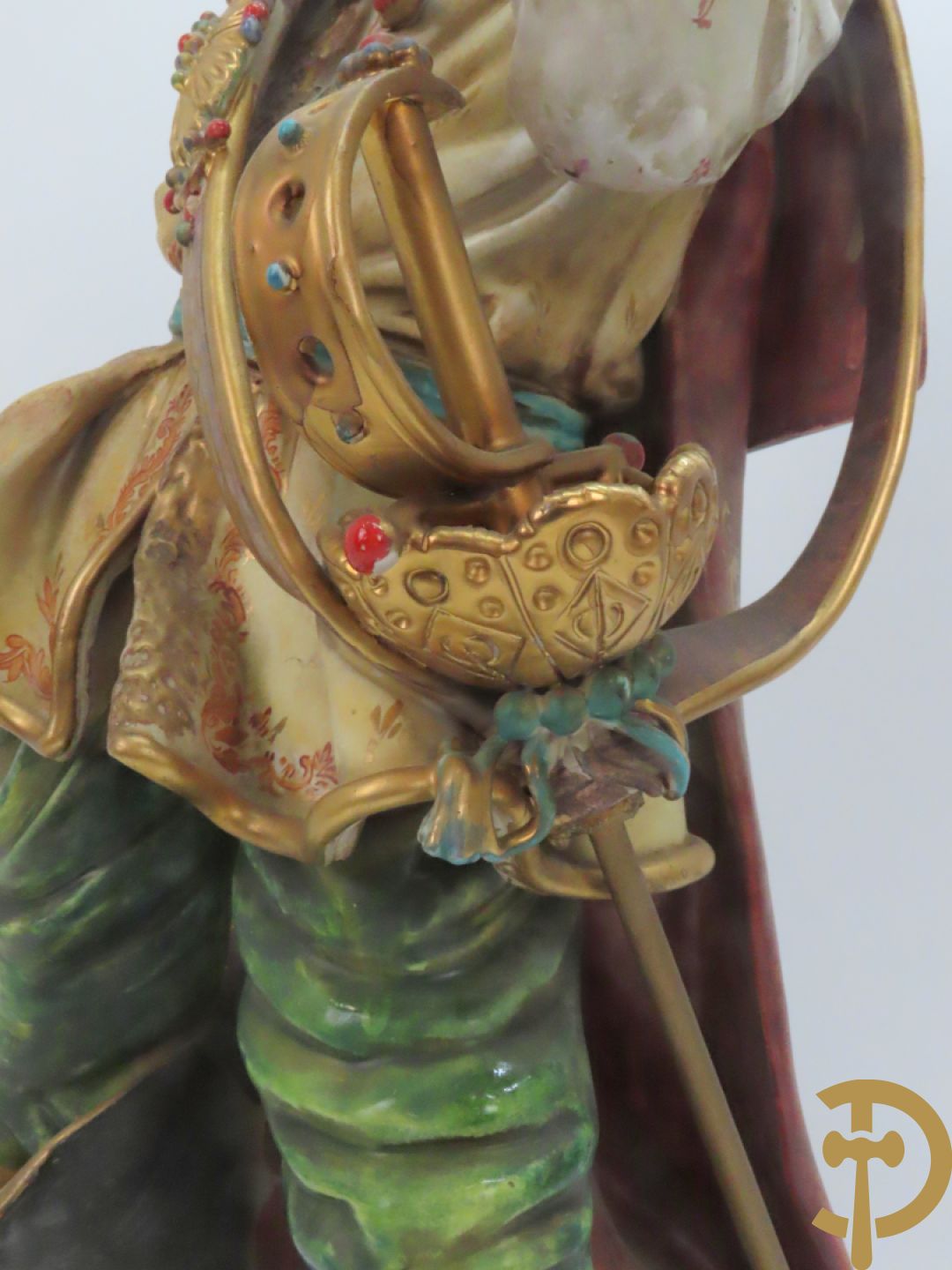 Twee Italiaanse beelden in meerkleurige faience, Cirano de Bergerac