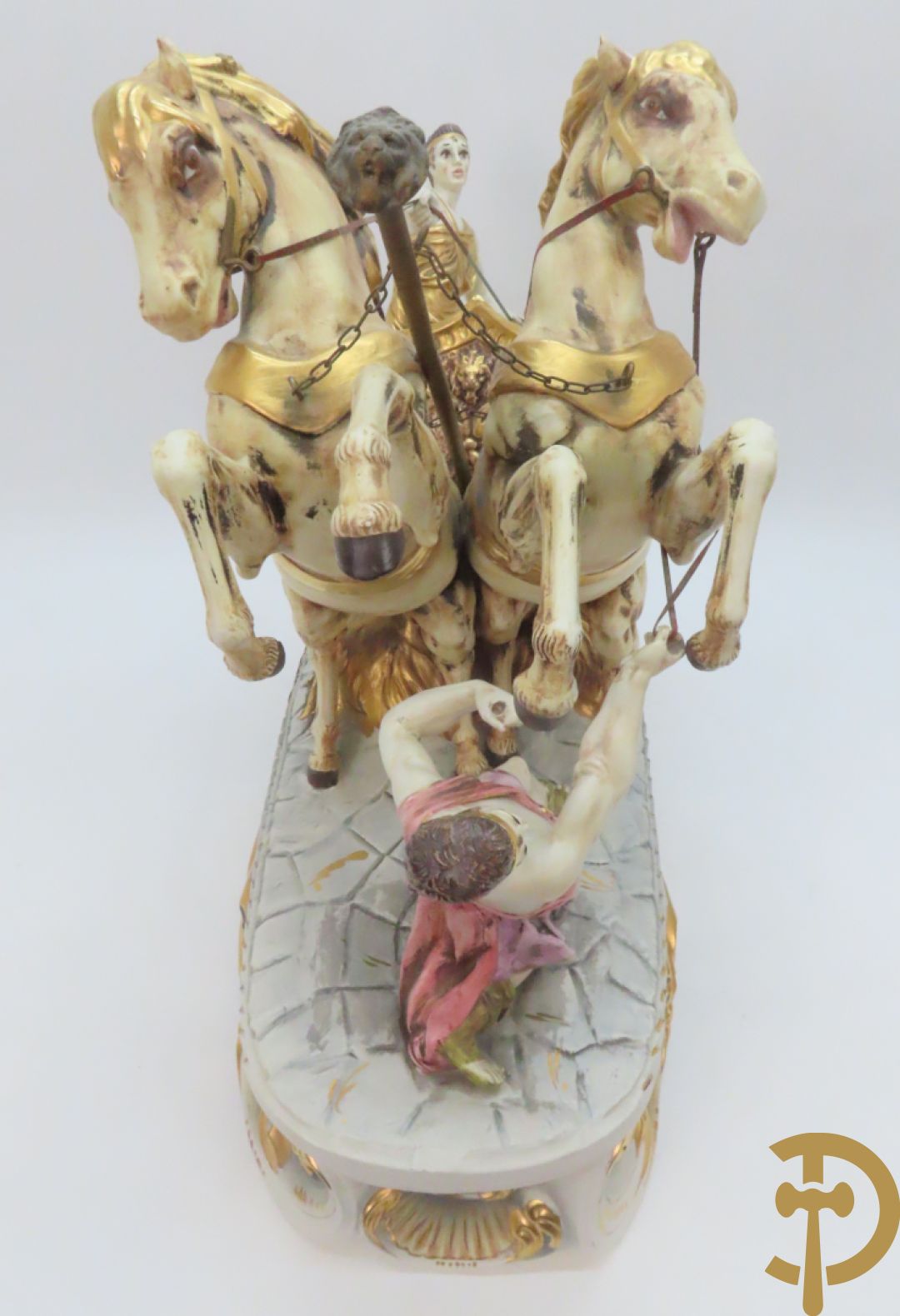 Beeld van strijdwagen met steigerende paarden 