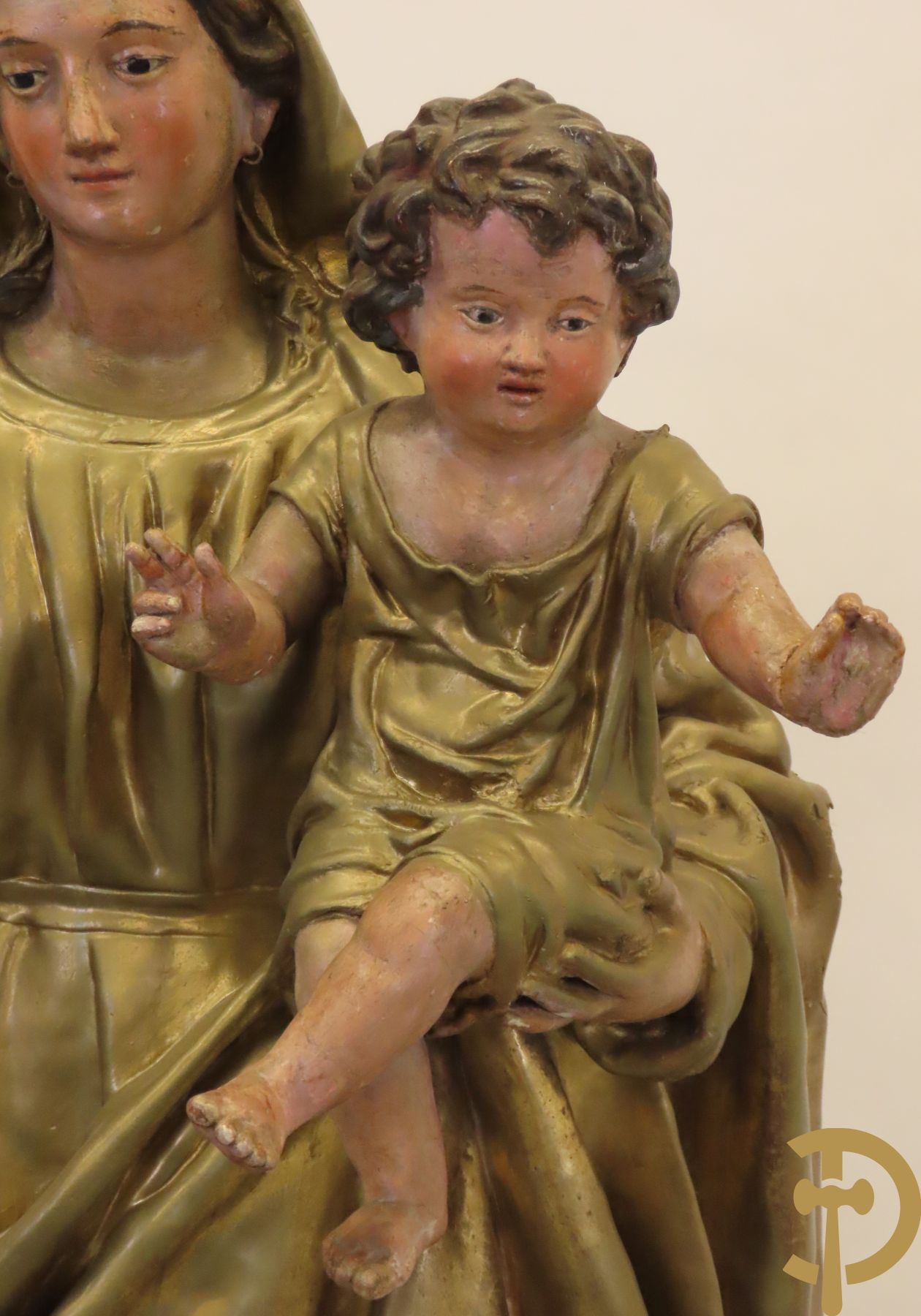 Grote vergulde Madonna met kind in papier maché  op houten sokkel met afgeschuinde hoeken