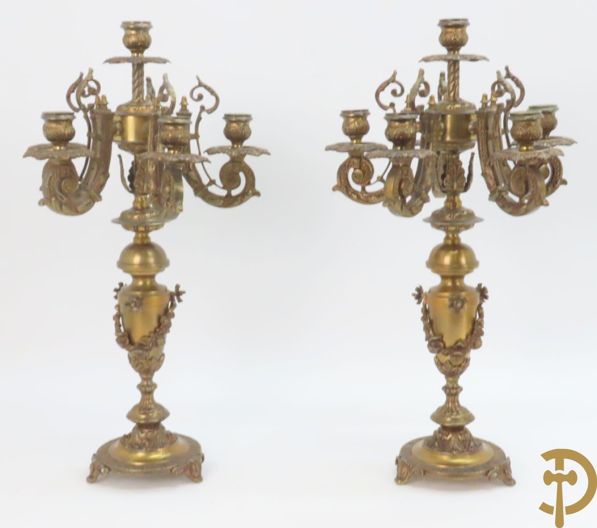 Driedelige bronzen garnituur bestaande uit pendule met 2 dames bovenaan, geflankeerd door paar zesarmige kandelaars