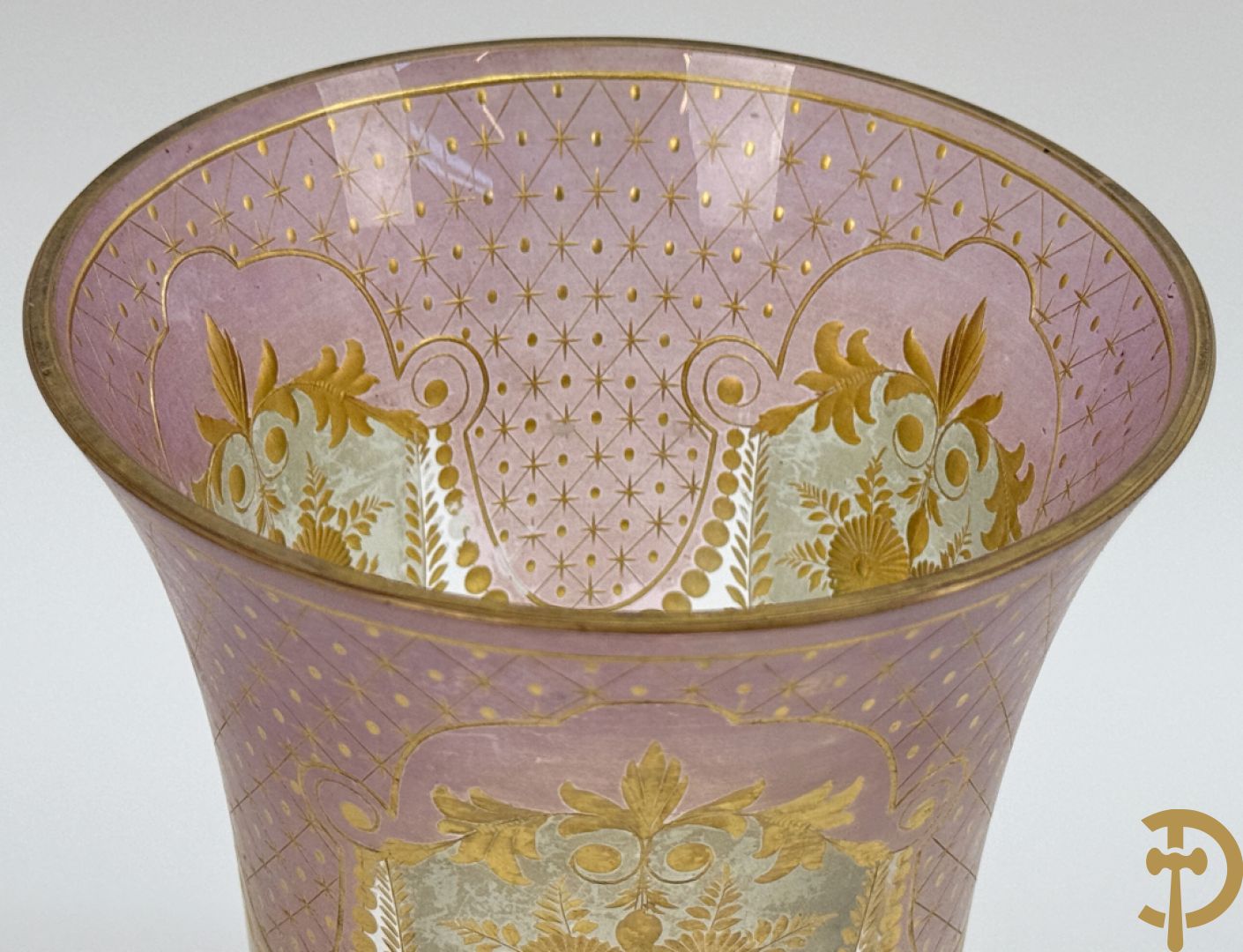 Kristallen vaas met geslepen bloemenmotieven gevuld met goud