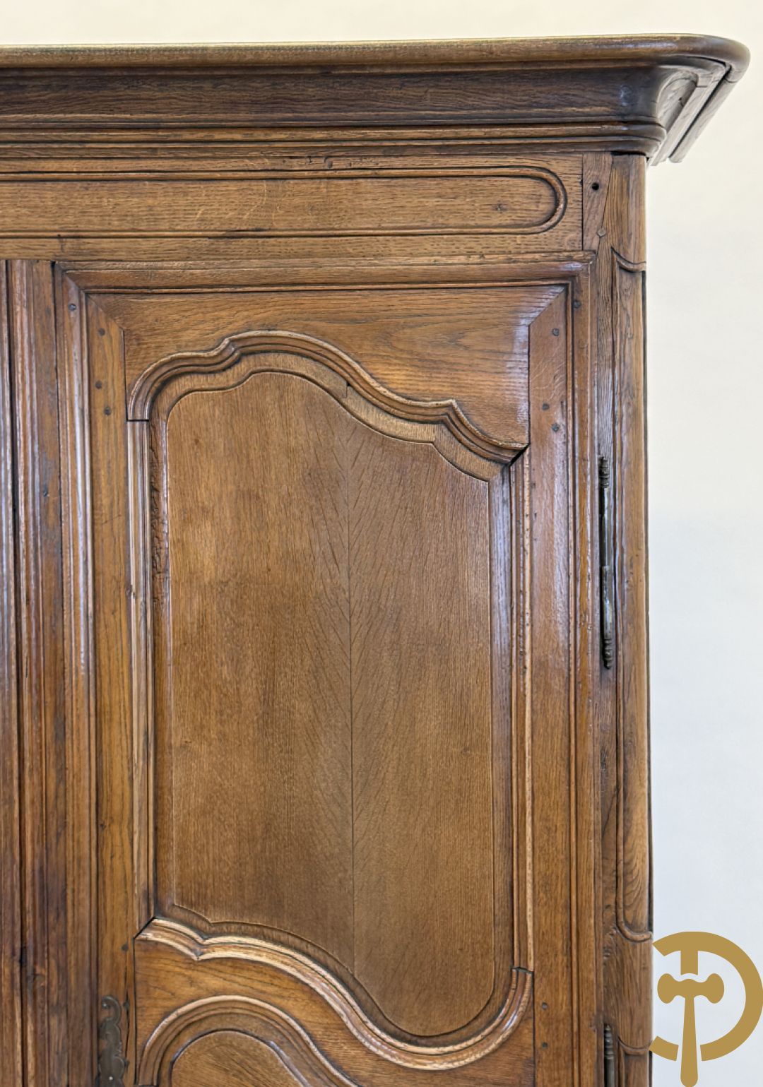 Massief eiken tweedeurskast met afgestoken panelen en gezwaaide moluren