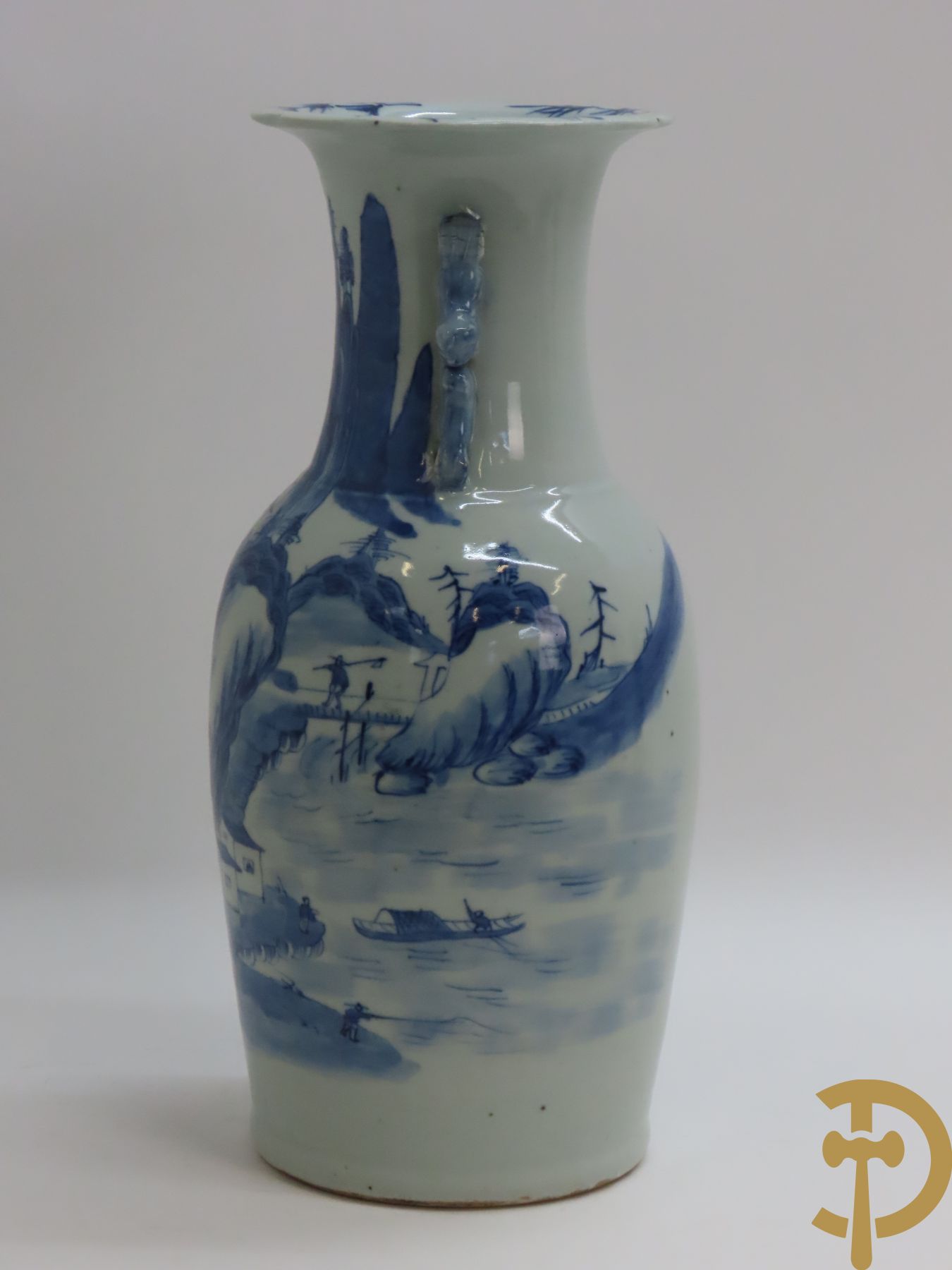 Chinese porseleinen vaas met geanimeerd blauw/wit landschapsdecor en huizenzicht