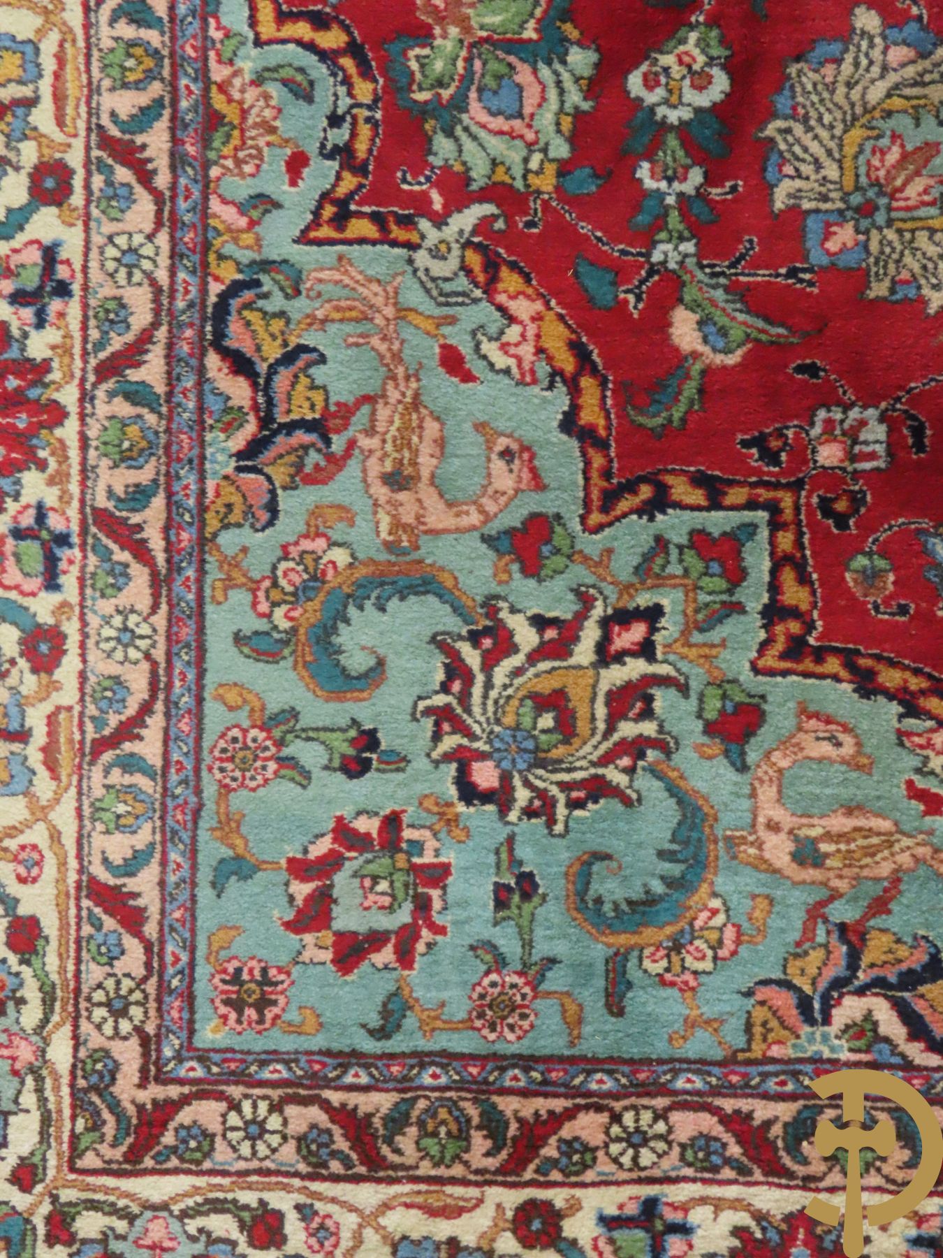 Oosters handgeknoopt tapijt met bloemen, dierenmotieven en centraal decor op rode fond