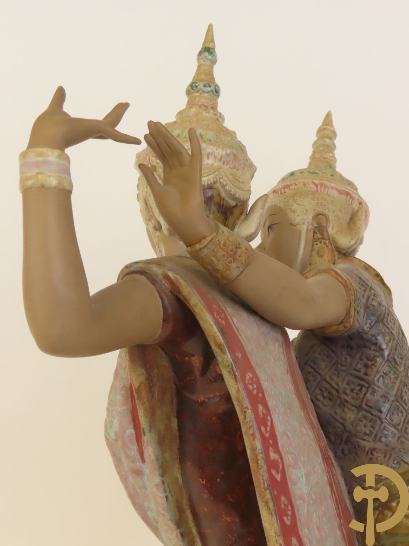 Thaise danseres met jongeman in keramiek, onderaan gemerkt Lladro