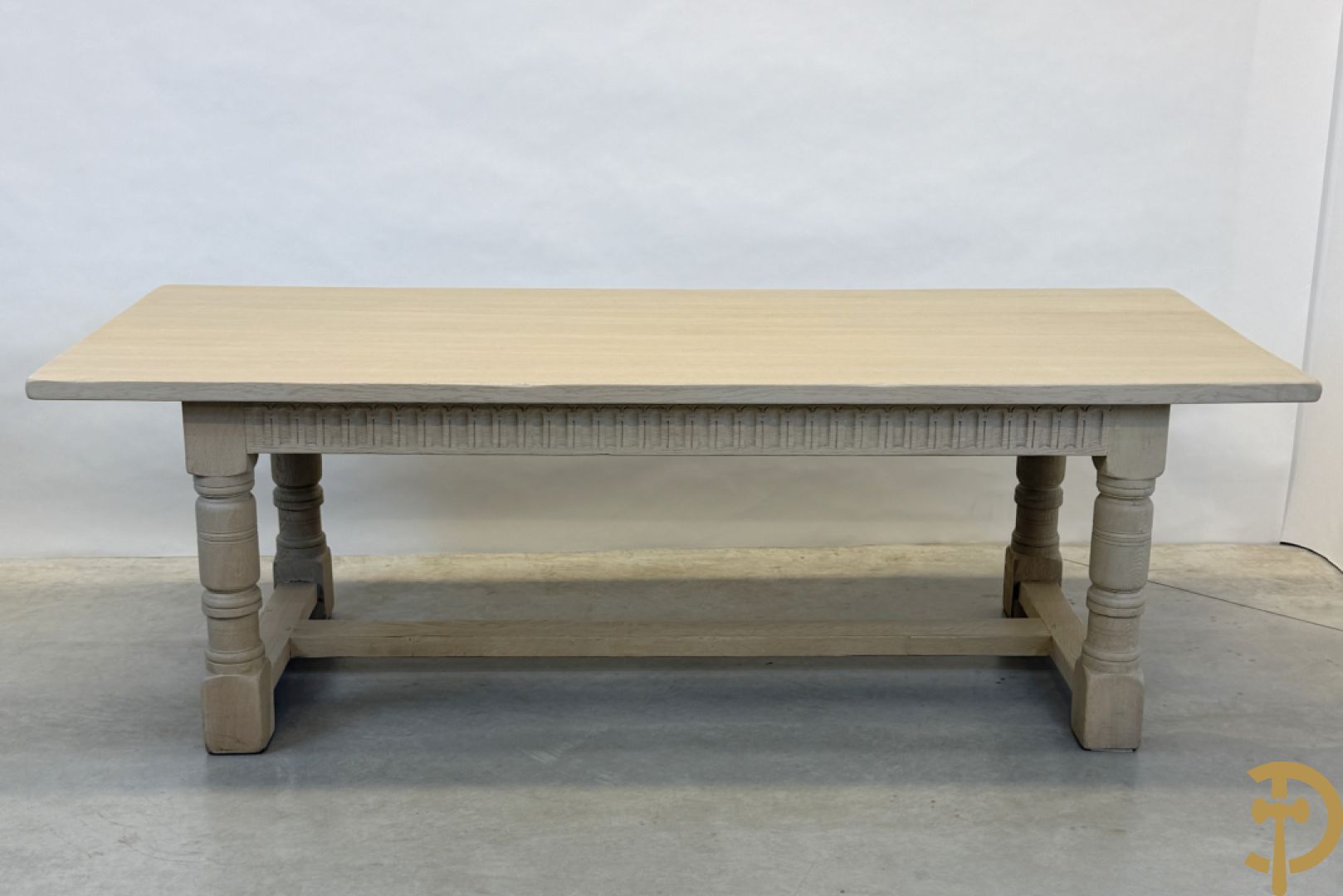 Eiken geceruseerde lange tafel met zijdelingse cannelures op ballusterpoten