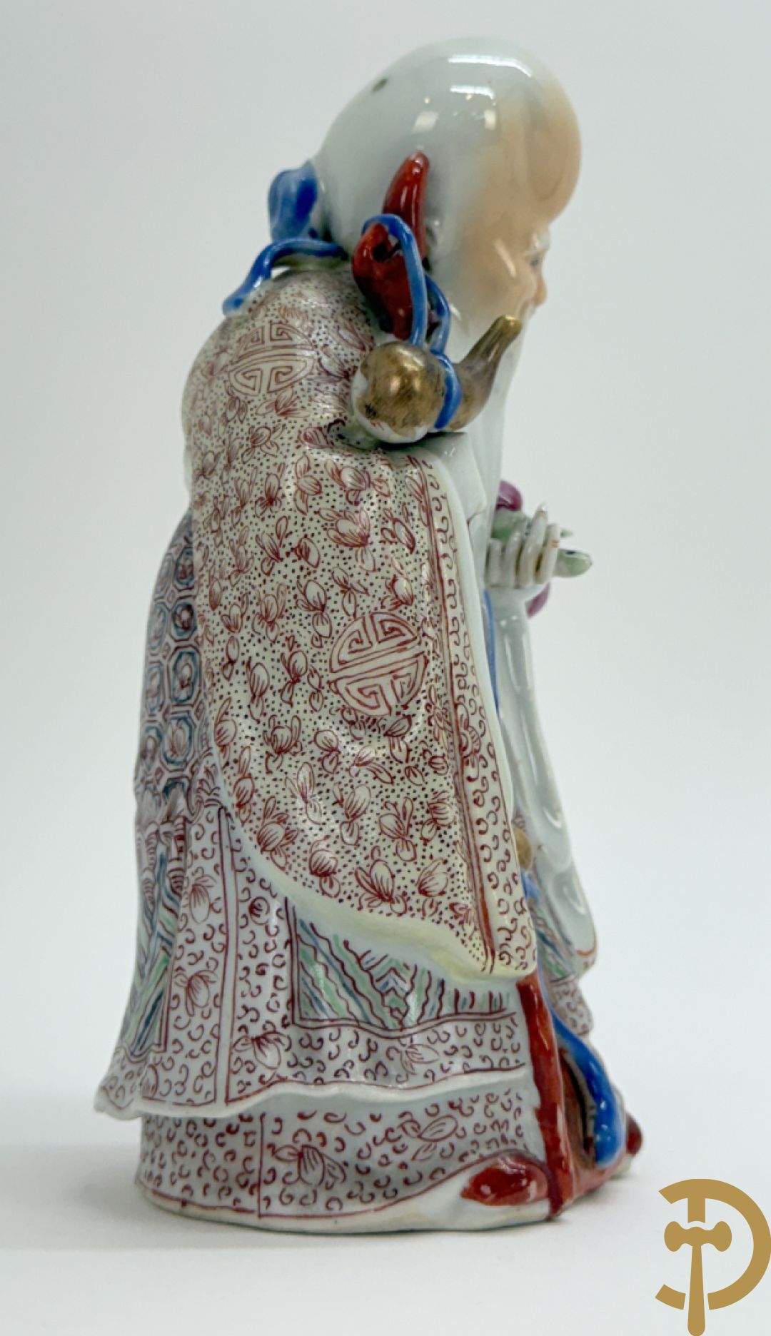 Vier Chinese porseleinen wijsgeren waarvan 1 gestempeld