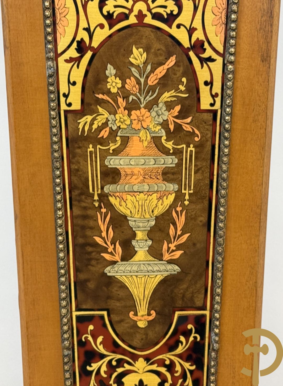 Italiaanse notelaren kartel met marqueterie en bronsbeslag, bovenaan bekroond met cupido - met bihhorende gemarqueteerde console met inleg van koper en schildpadimitatie, decor van amfoor en bronzen medusahoofd