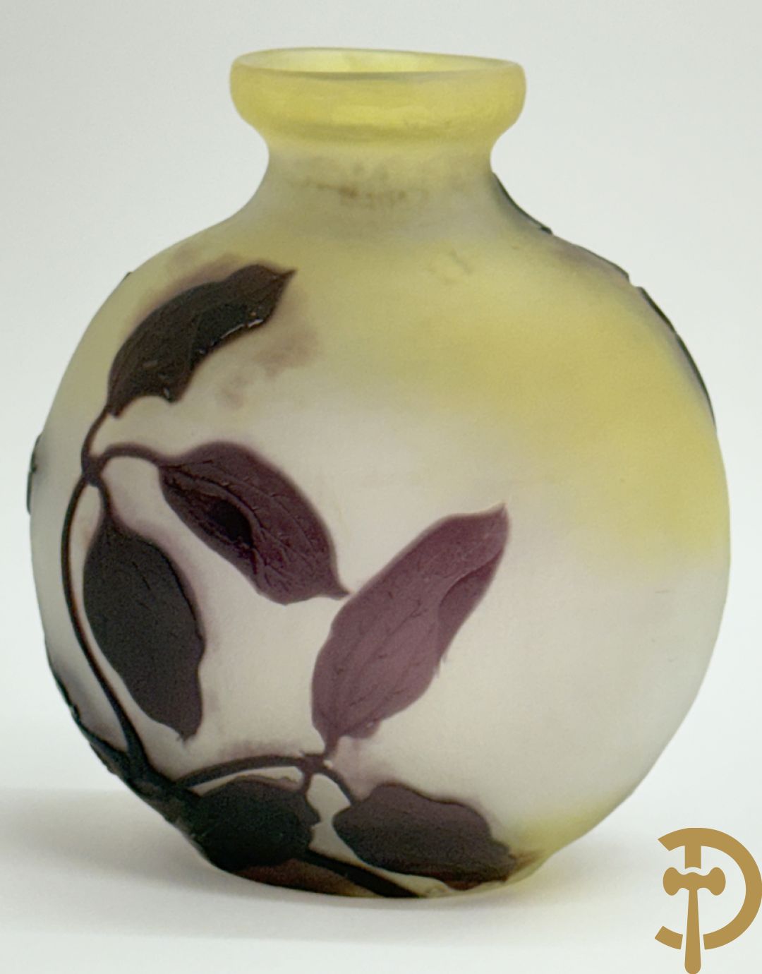 Art Nouveau vaas met gestyleerde bloemen, gezuurd en getekend Gallé