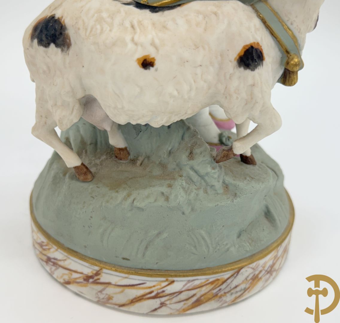 Paar grote Franse gekleurde biscuits van meisje en 
 jongen met schaap en geit