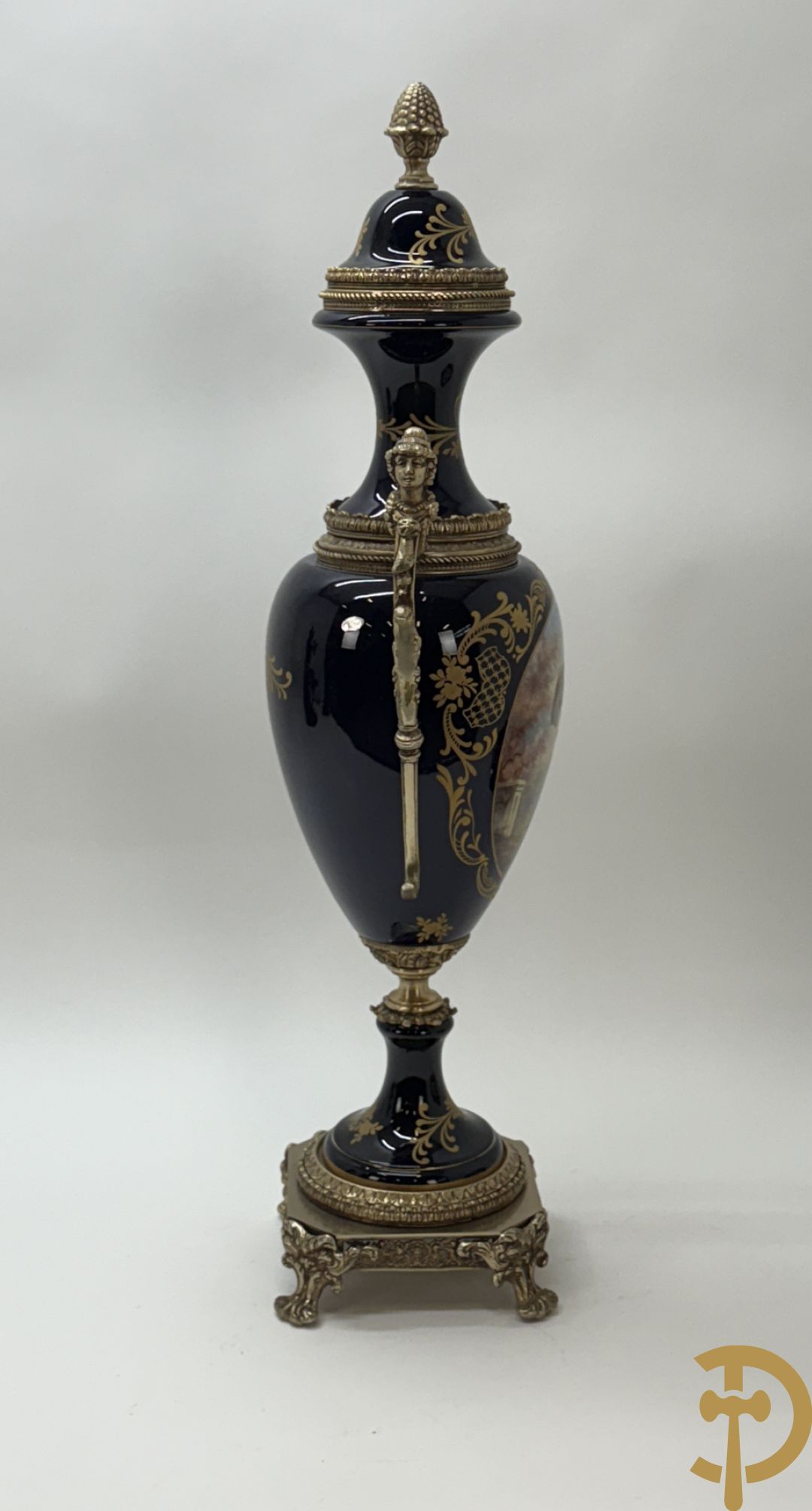 Sèvres stijl vaas met geanimeerde galante scène, zijdelings met paar bronzen armen + schaal met bloementafereel, Limoges stijl