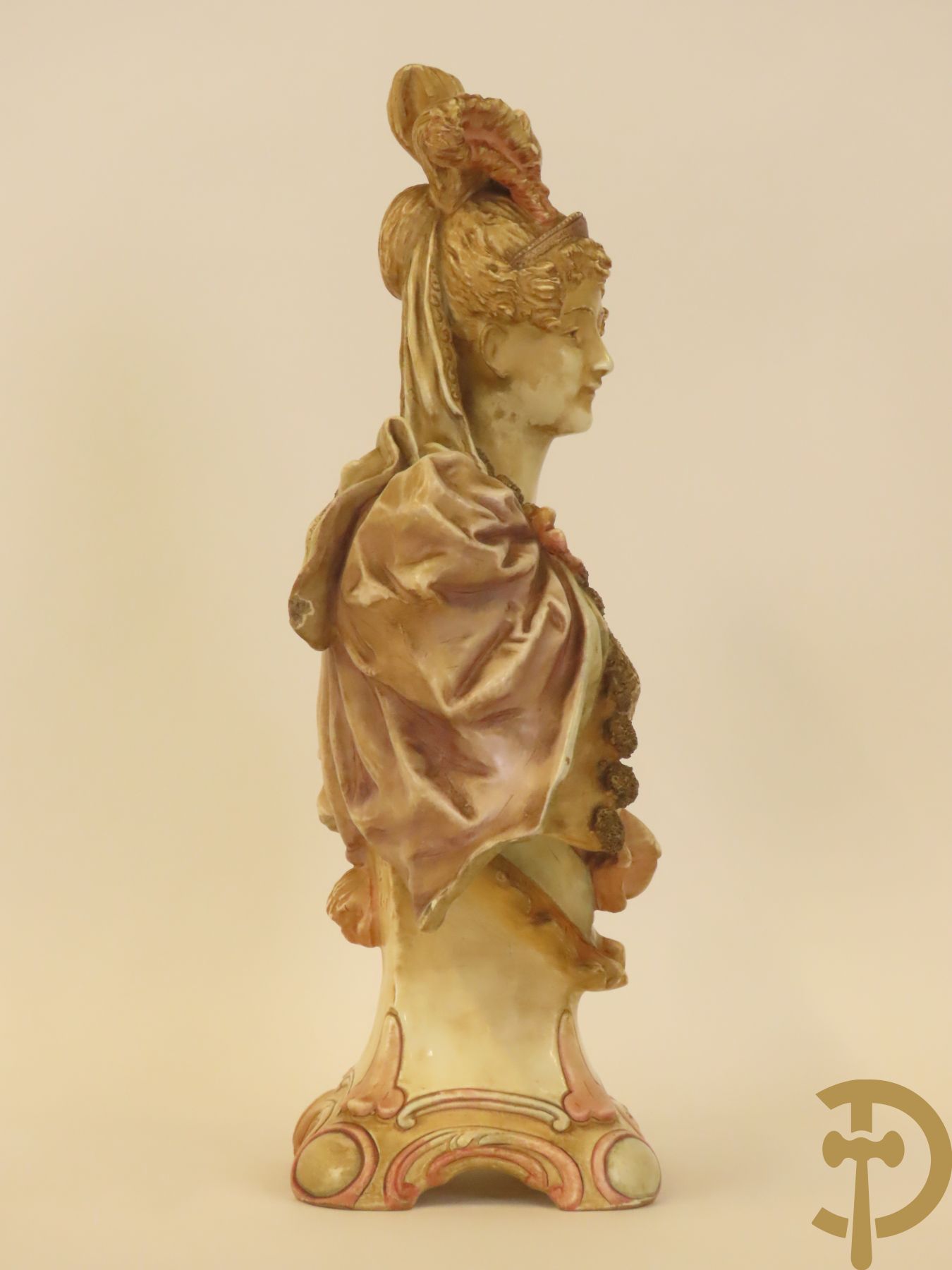 Meerkleurige porseleinen damesbuste + 14 biscuits