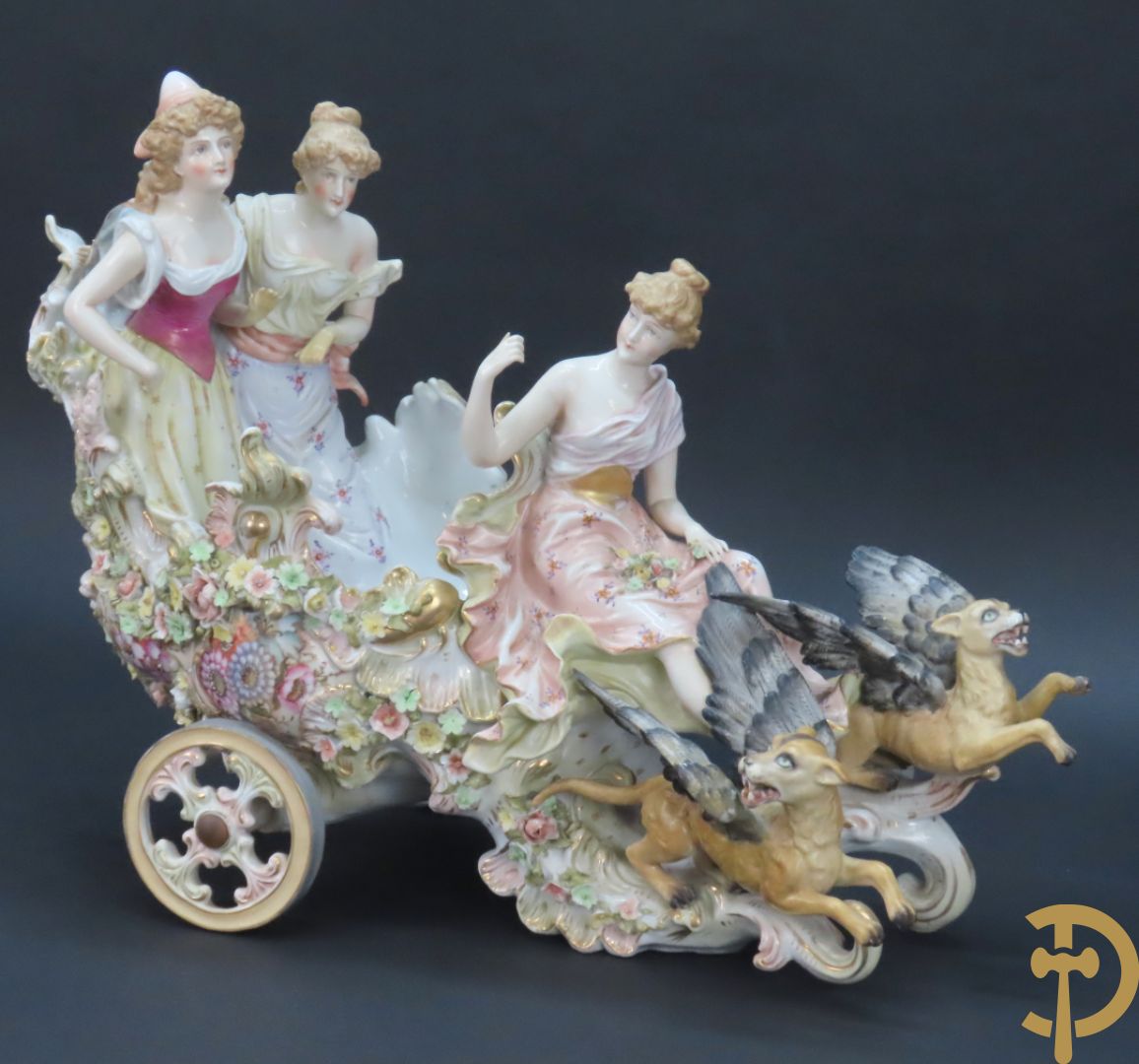 Meerkleurige porseleinen sierwagen slede met 3 dames voortgetrokken door 3 honden, onderaan gemerkt