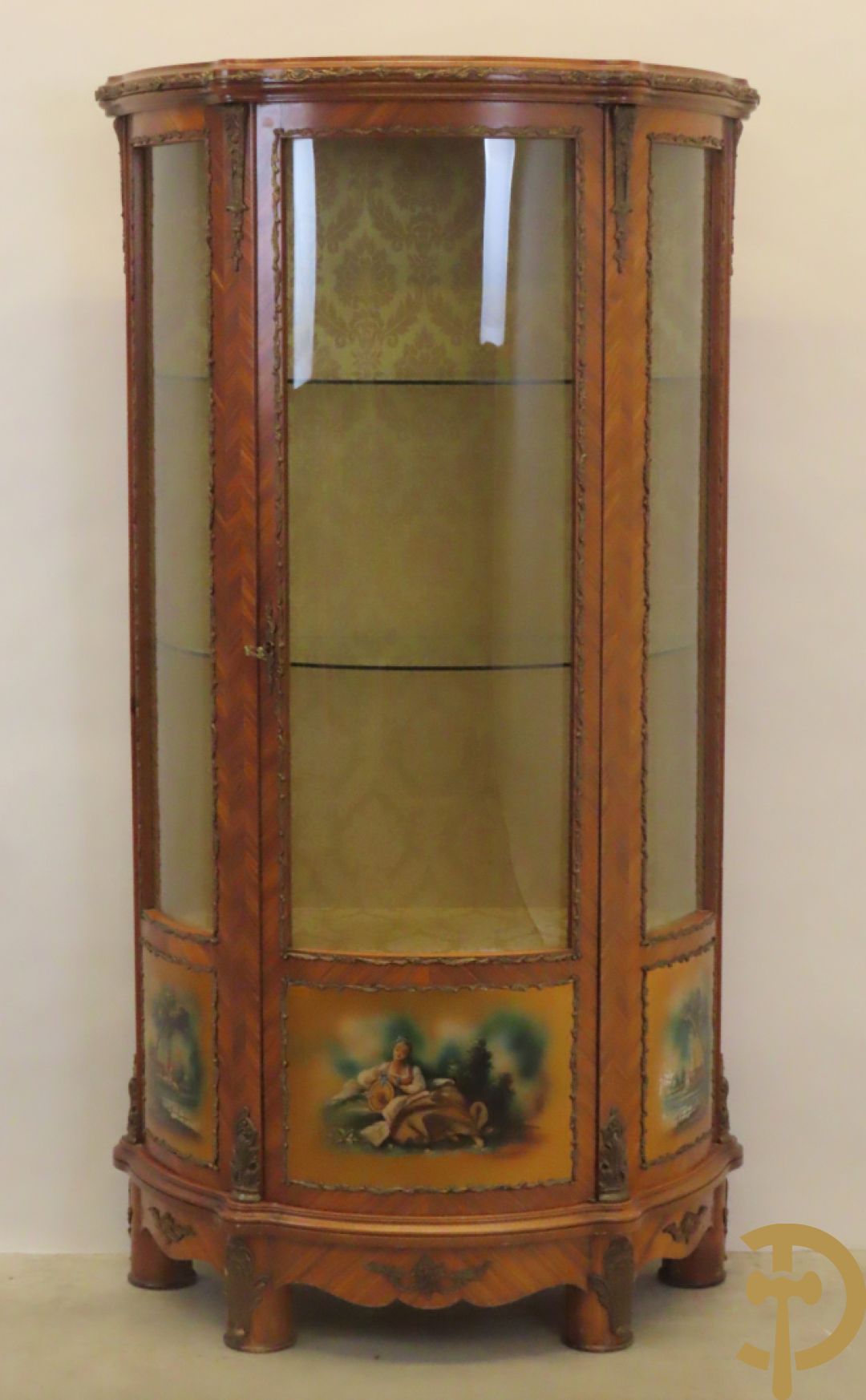 Gebogen notelaren vitrine bezet met bronsbeslag en onderaan met romantisch tafereel