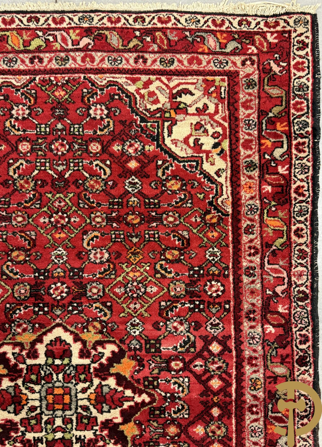 Drie oosterse handgeknoopte tapijten met bloemen- en vazendecor