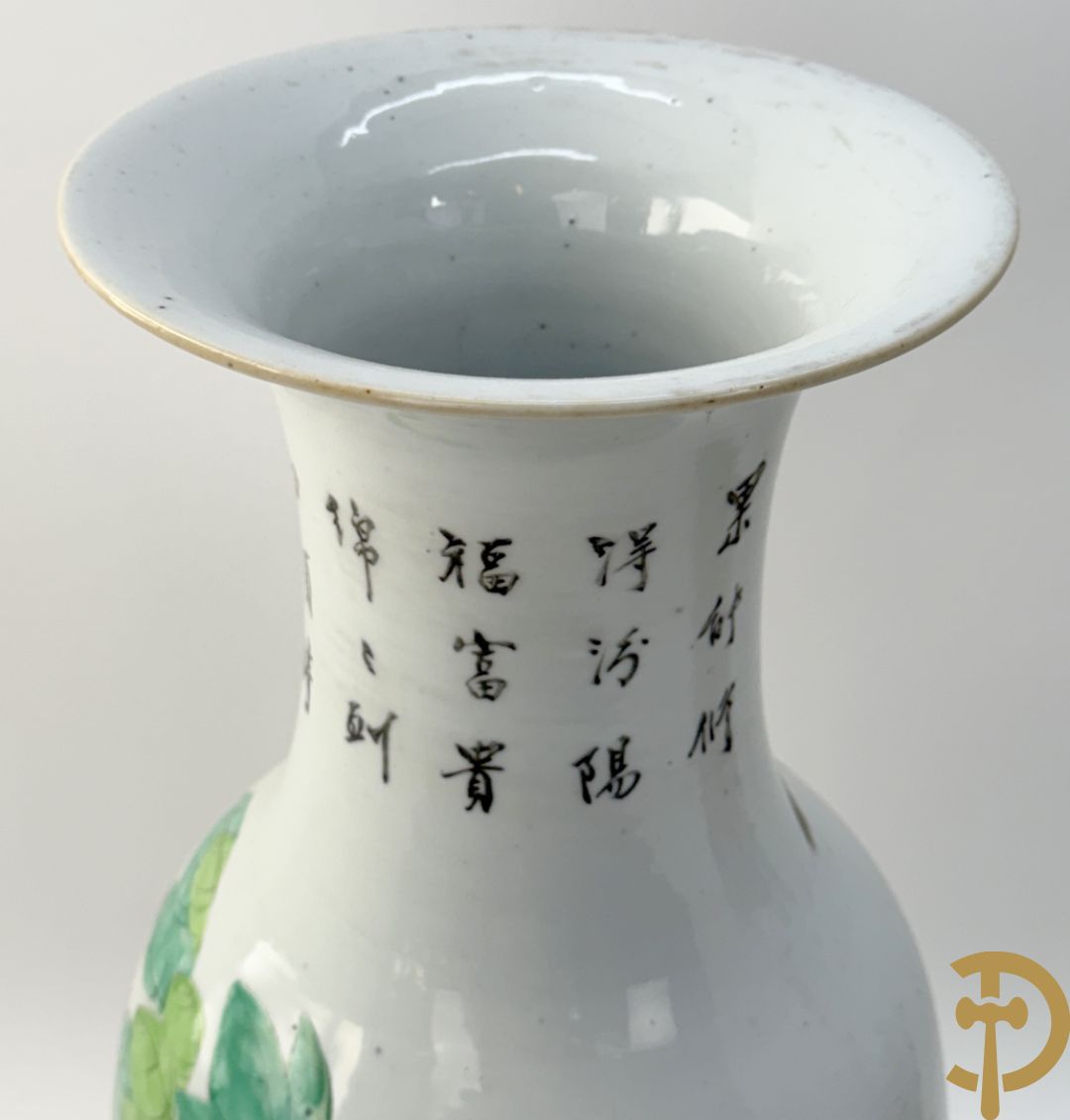 Paar Chinese porseleinen vazen met bloemen- en vogeldecor, achteraan getekend