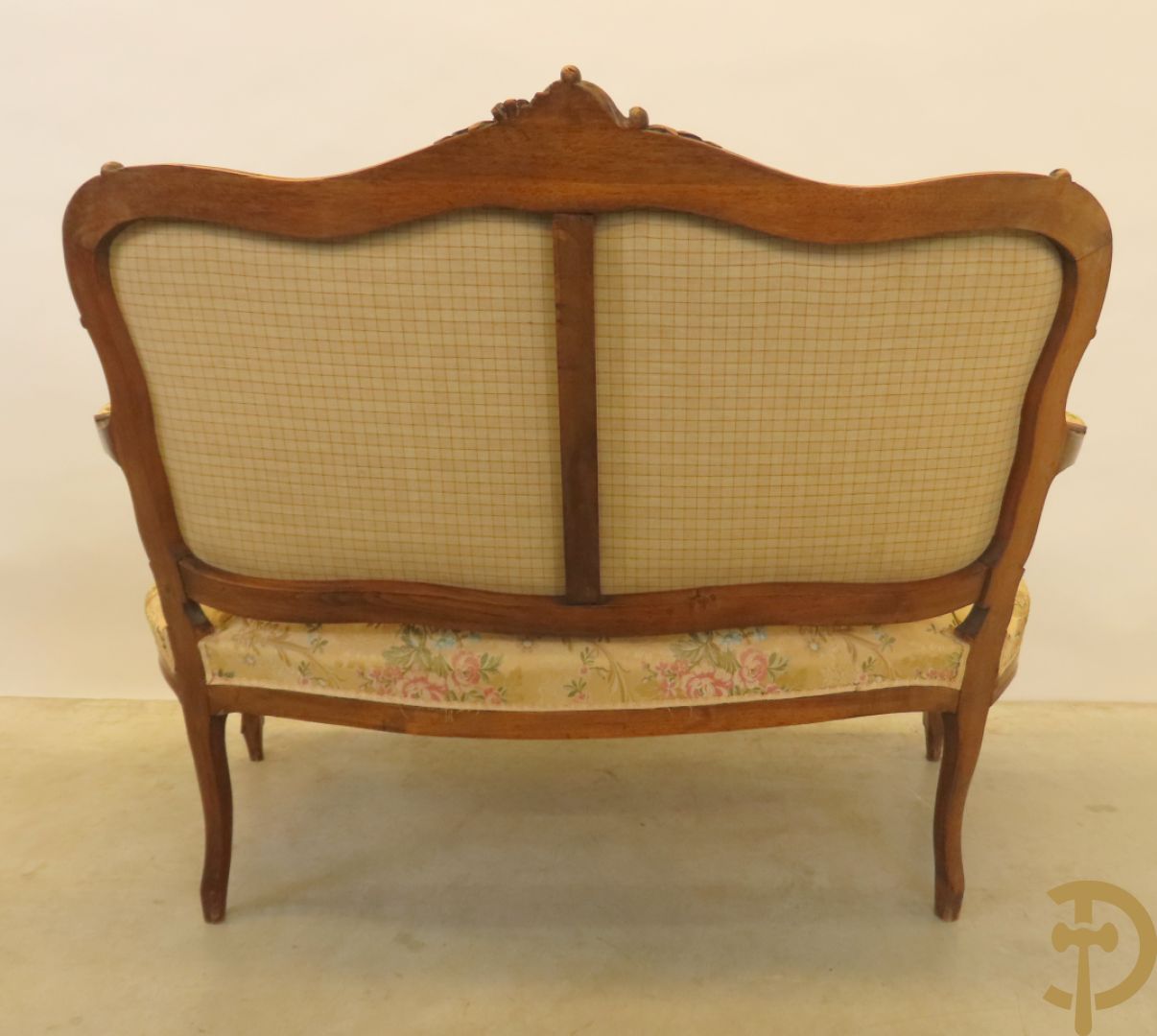 Vijfdelig Louis XV salonensemble in beuk bestaande uit tweezit, 2 armzetels en 2 stoelen