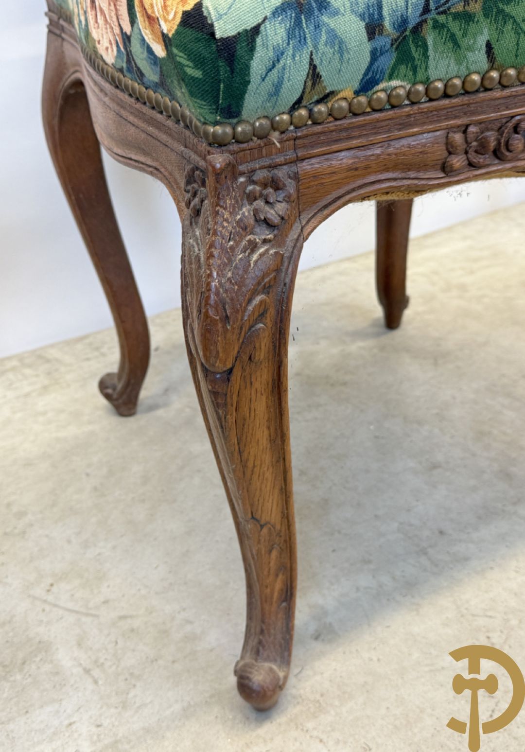 Vier eiken Louis XV stoelen met gebloemde stof en rocailles in de rug, op voluutvormige poten