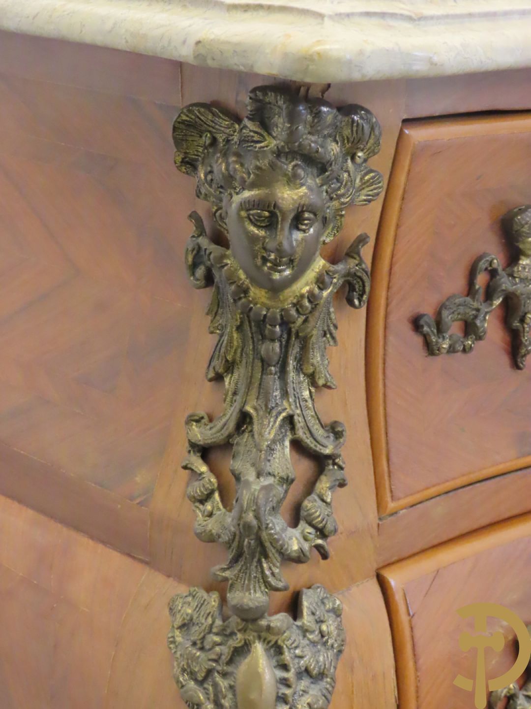 Notelaren gebombeerde drieladencommode met bronsbeslag en mazarinkoppen opzij - bovenaan met marmeren blad