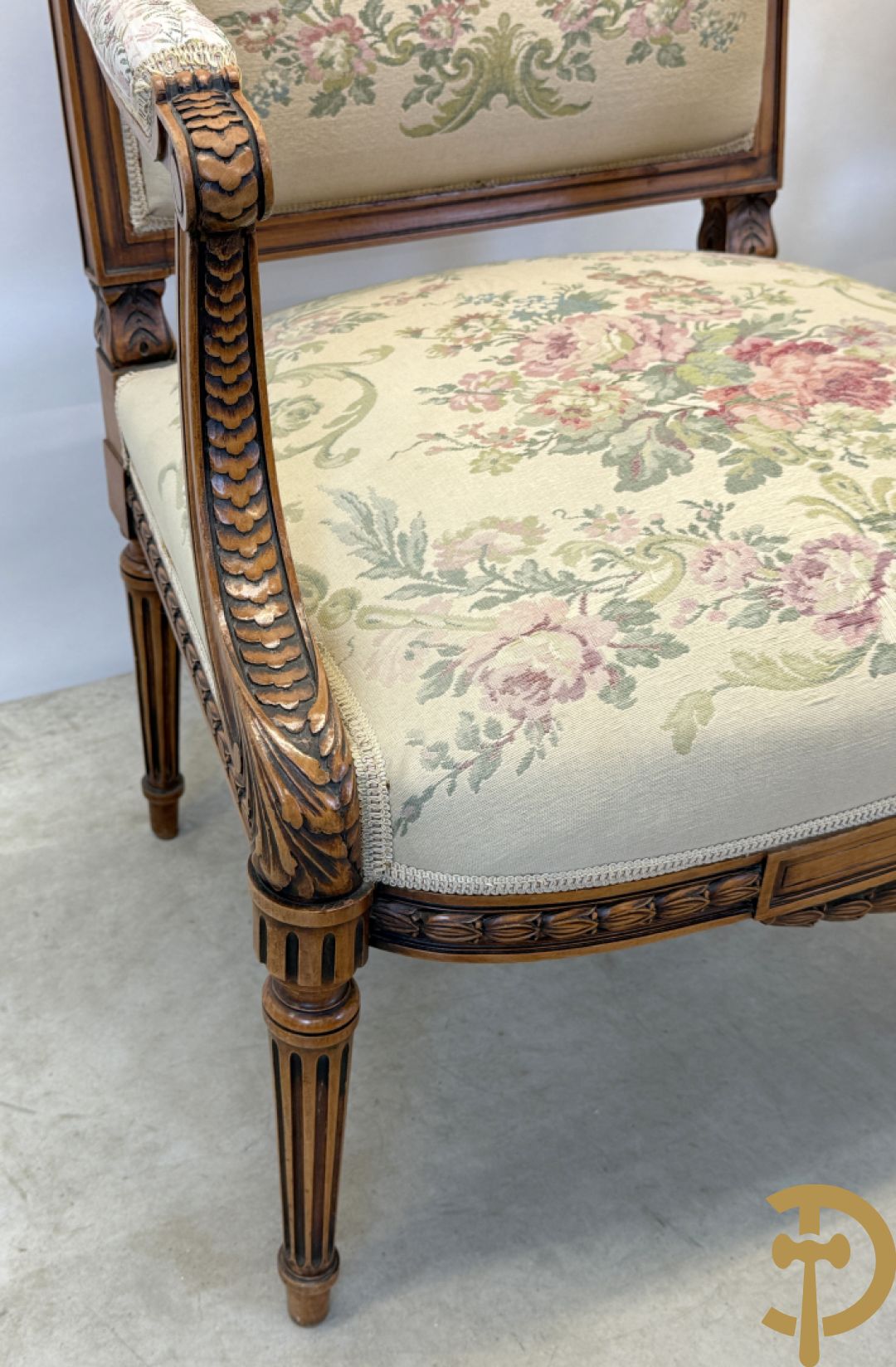 Vijfdelig notelaren Louis XVI salonensemble bestaande uit canapé, 2 armzetels en 2 stoelen