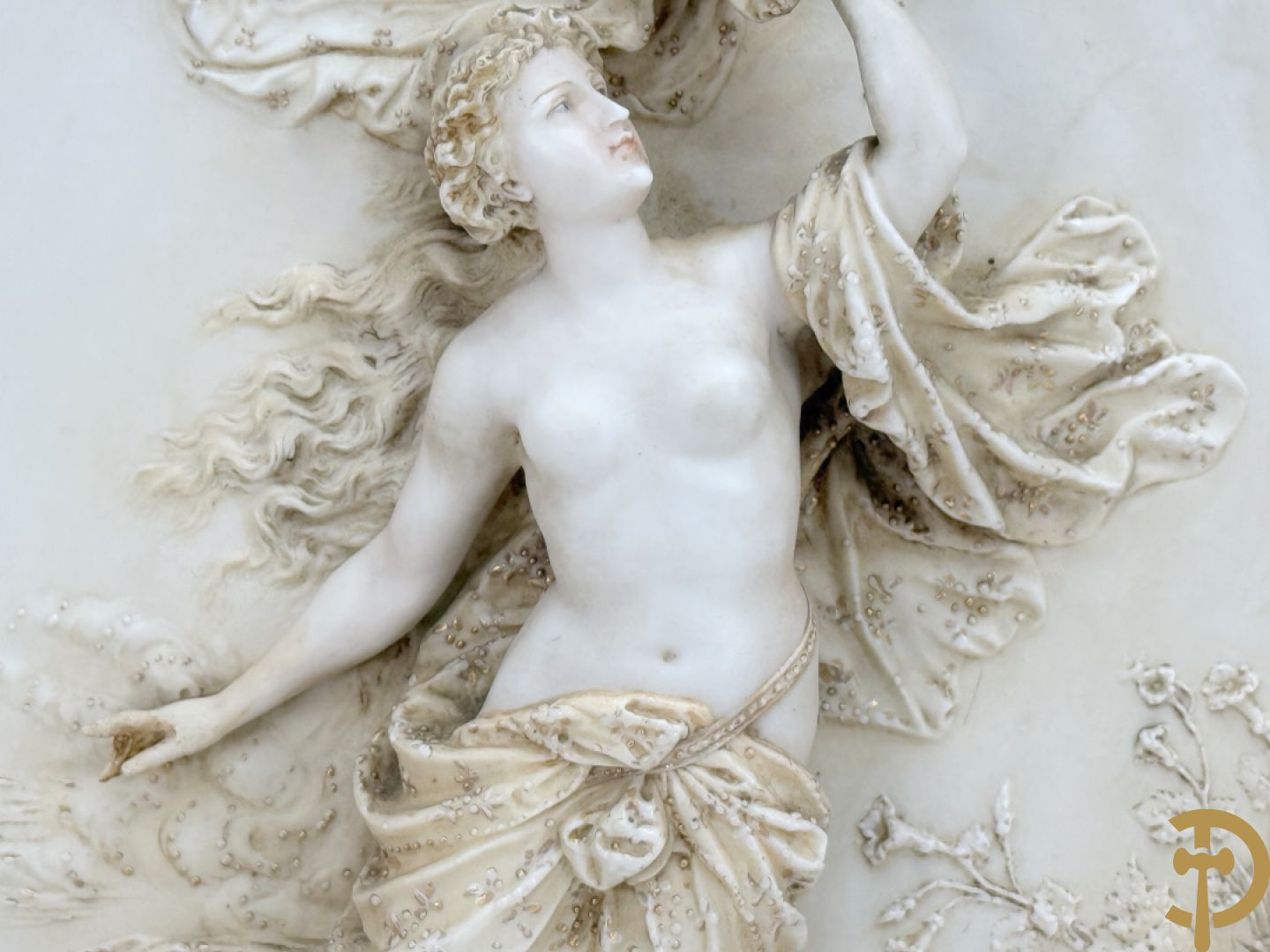 Paar ovale porseleinen plakkettes met elegante dame in bloemenveld