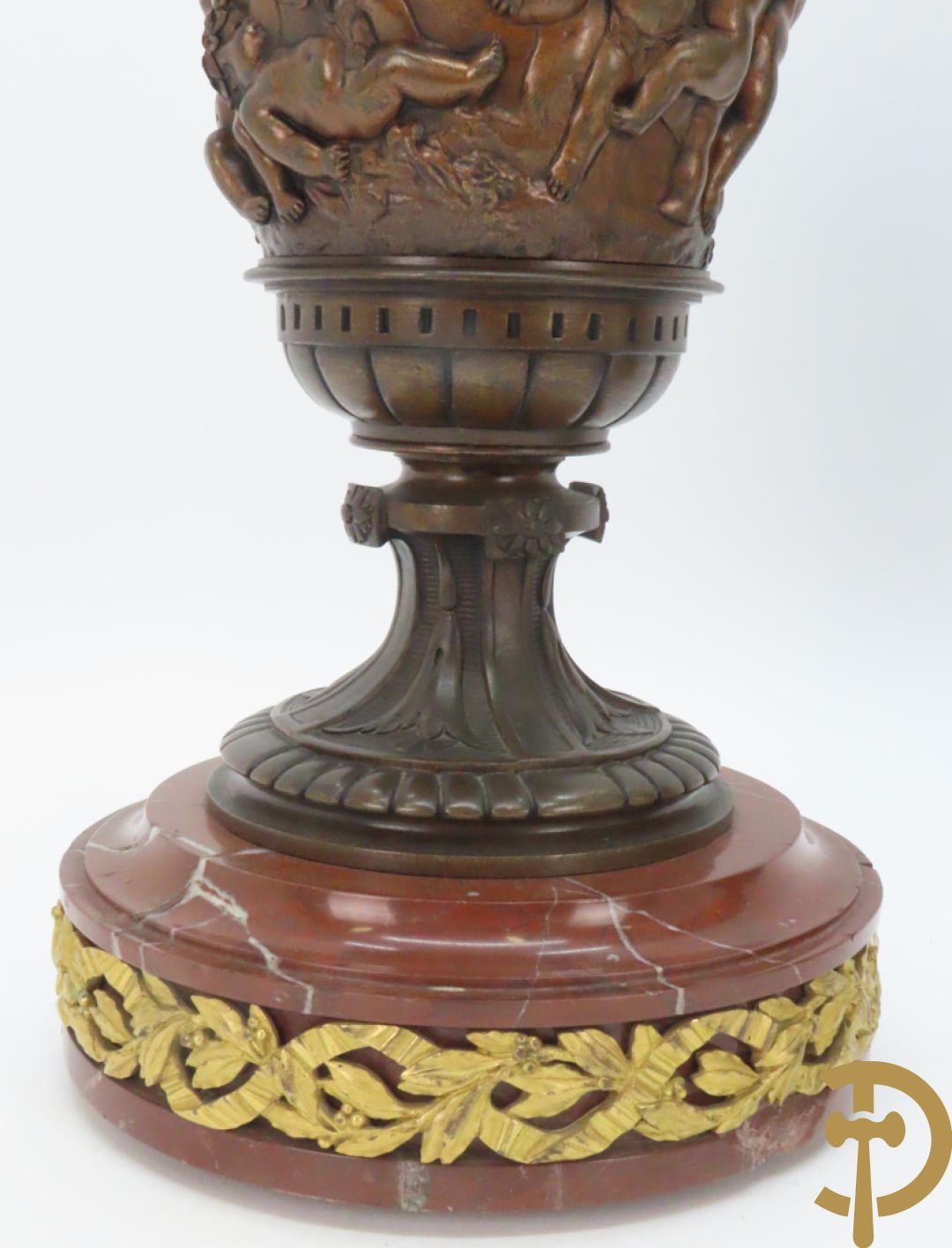 Paar bronzen cassolettes omgeven door dansende cupido