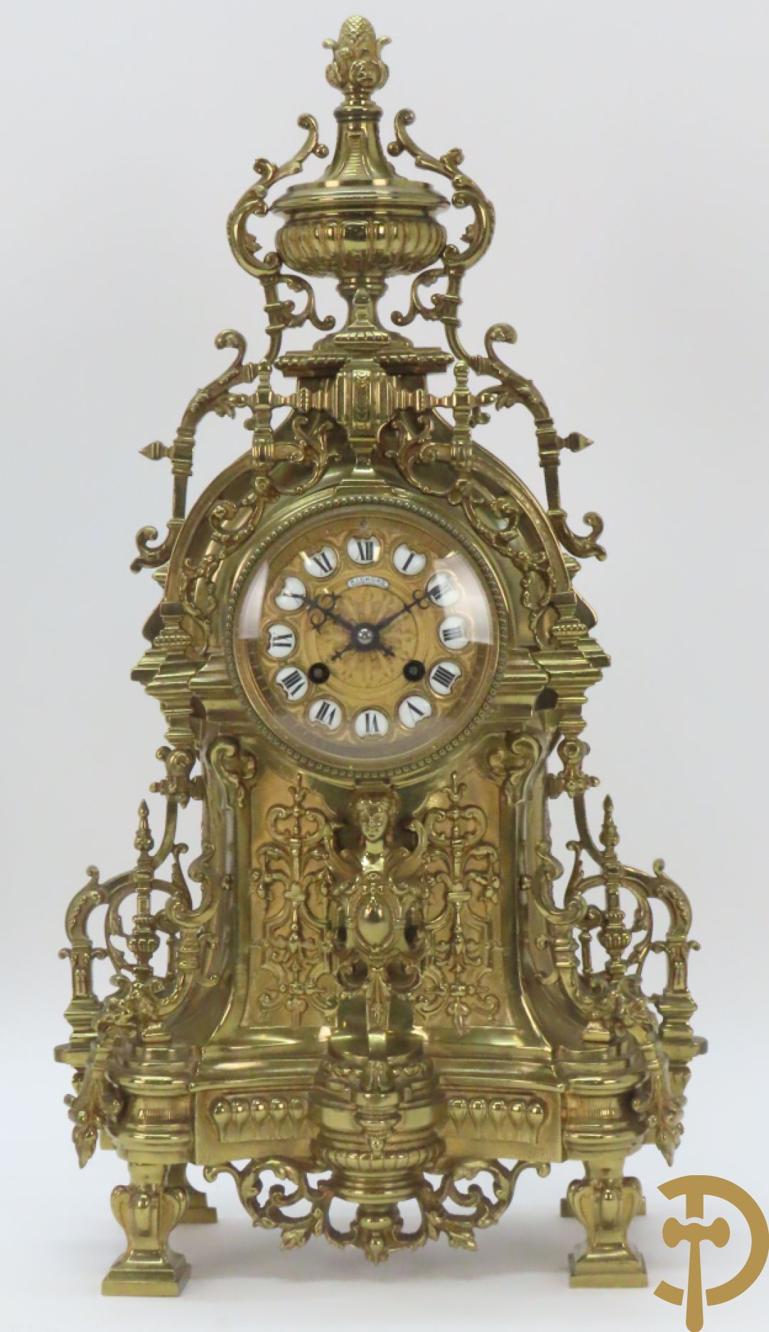 Driedelige koperen Neo Renaissance garnituur bestaande uit klok met amfoor bovenaan en Neo Renaissance motieven, Richond 11 Bd Mont Martre getekend - geflankeerd door paar vijfarmige kandelaars