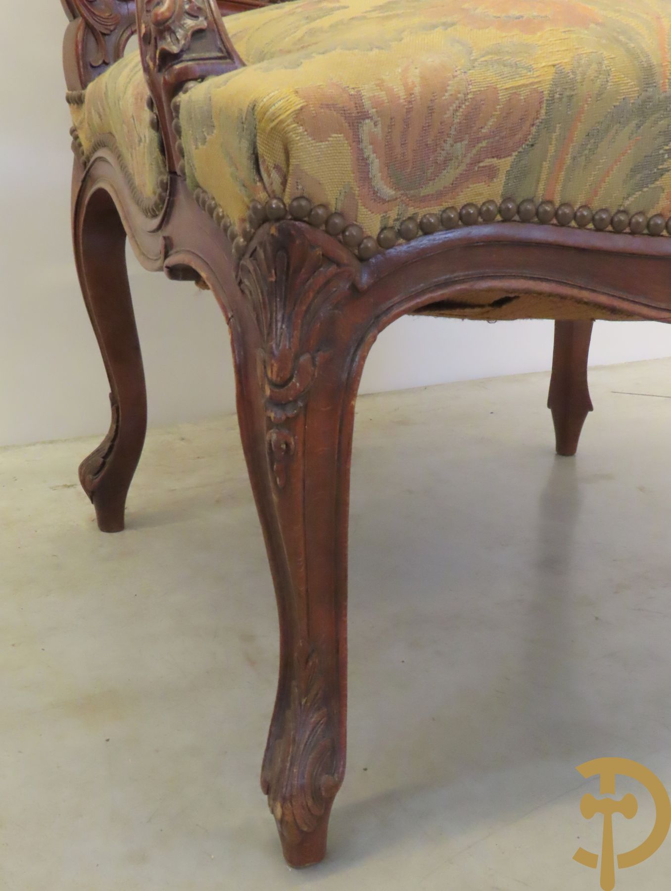 Paar Louis XV armzetels met rocailles, voluutvormige poten en armleuningen