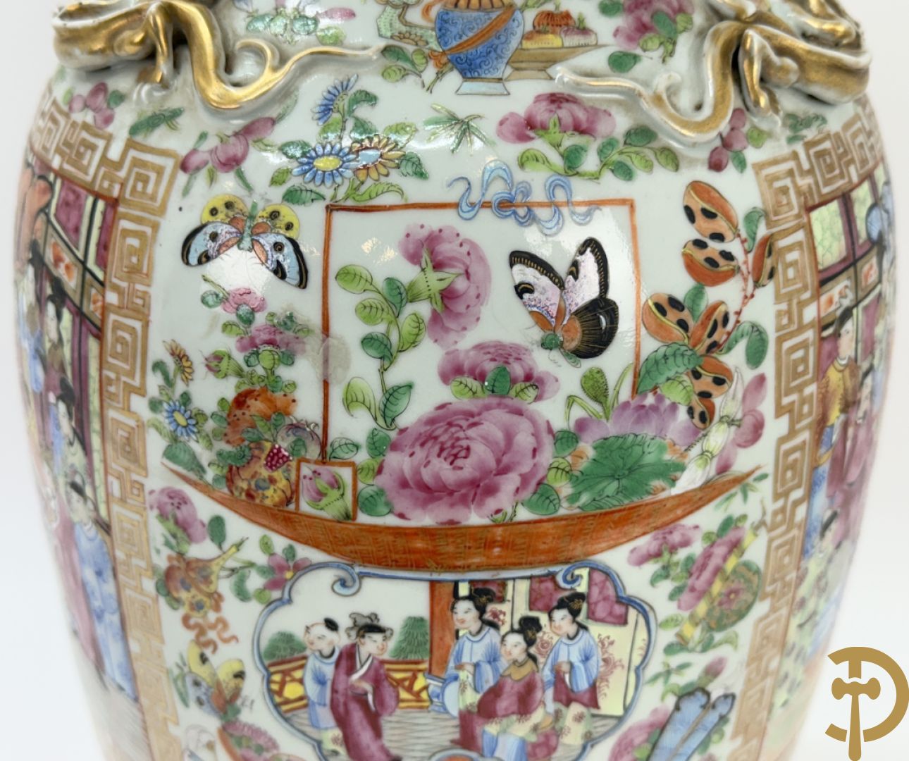 Chinese porseleinen Kanton vaas met geanimeerde hoftaferelen, natuurmotieven, fauna en floradecor