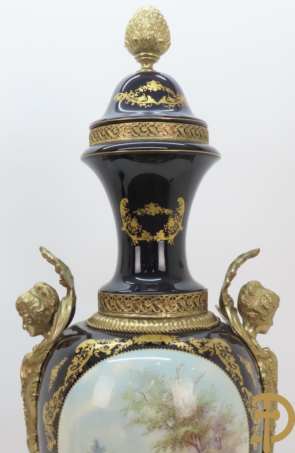 Paar Sèvres stijlvazen met geanimeerd romantisch decor, zijdelings bezet met bronzen medusahoofden, Rouly getekend