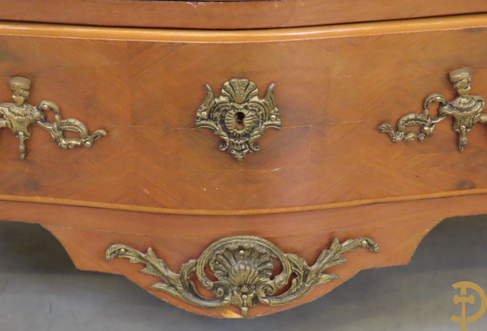 Notelaren gebombeerde drieladencommode met bronsbeslag en mazarinkoppen opzij - bovenaan met marmeren blad