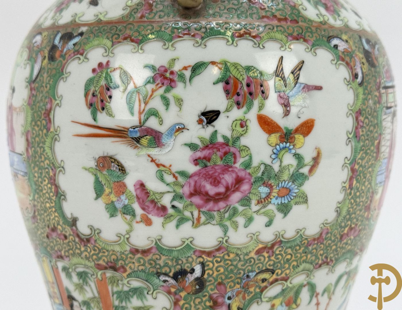 Chinese porseleinen Kantonvaas met geanimeerde taferelen, bloemen, vogel en vlinderdecor