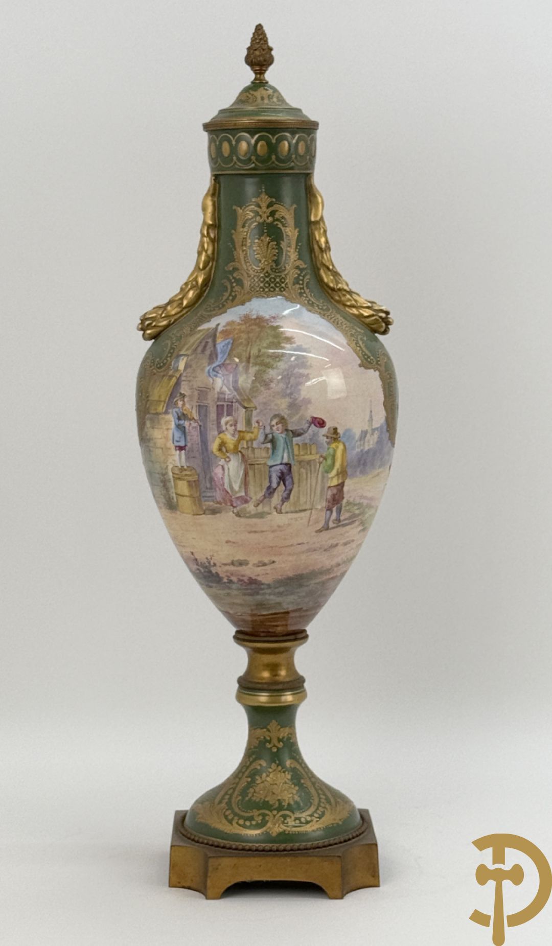 Porseleinen driedelige Sèvres cassolettes met decor van muciserende en dansende personages op groene fond, Aly getekend, gemerkt Sèvres