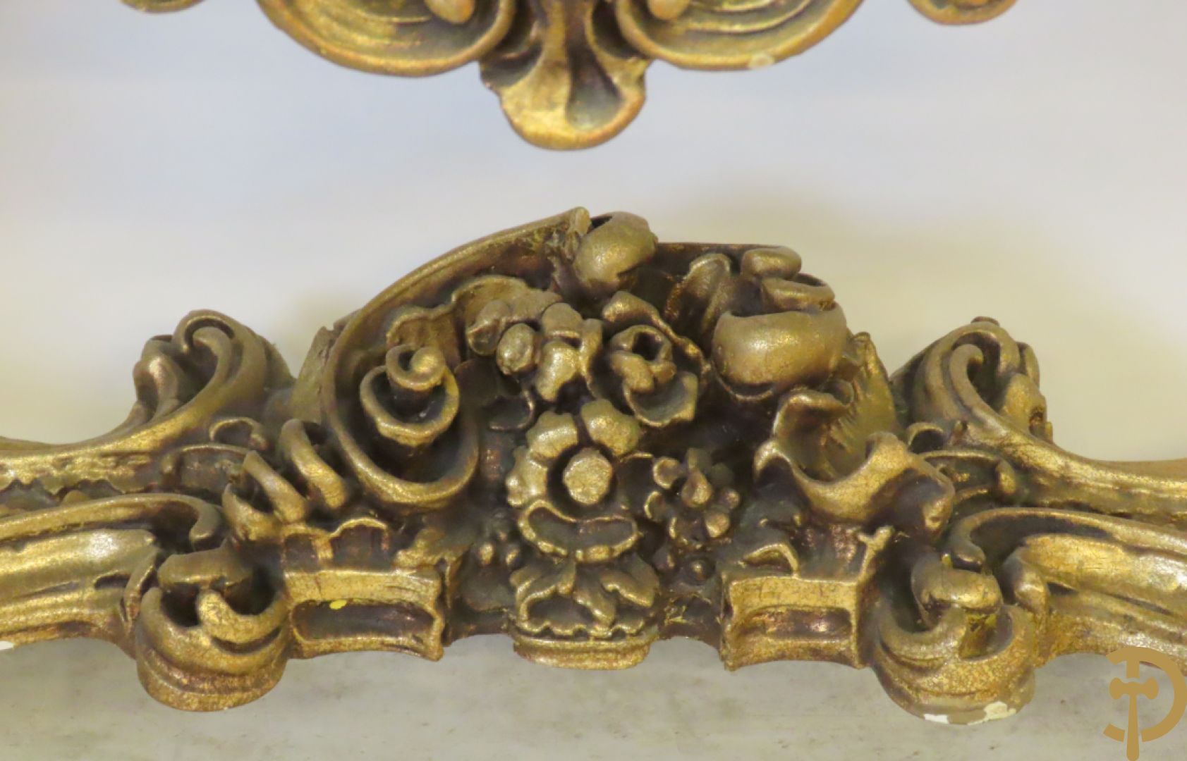 Uitzonderlijke vergulde Louis XV eetkamer bestaande uit vijfdeursdressoir met voluutvormige accanthusranken en rocailles, beschilderd met bloemenmotieven en centraal tafererel met hoornen des overvloeds + bijhorende spiegel vergulde tafel op voluutvormige poten met zes bijhorende stoelen + vitrine met accanthusranken en centrale deur, op voluutvormige poten