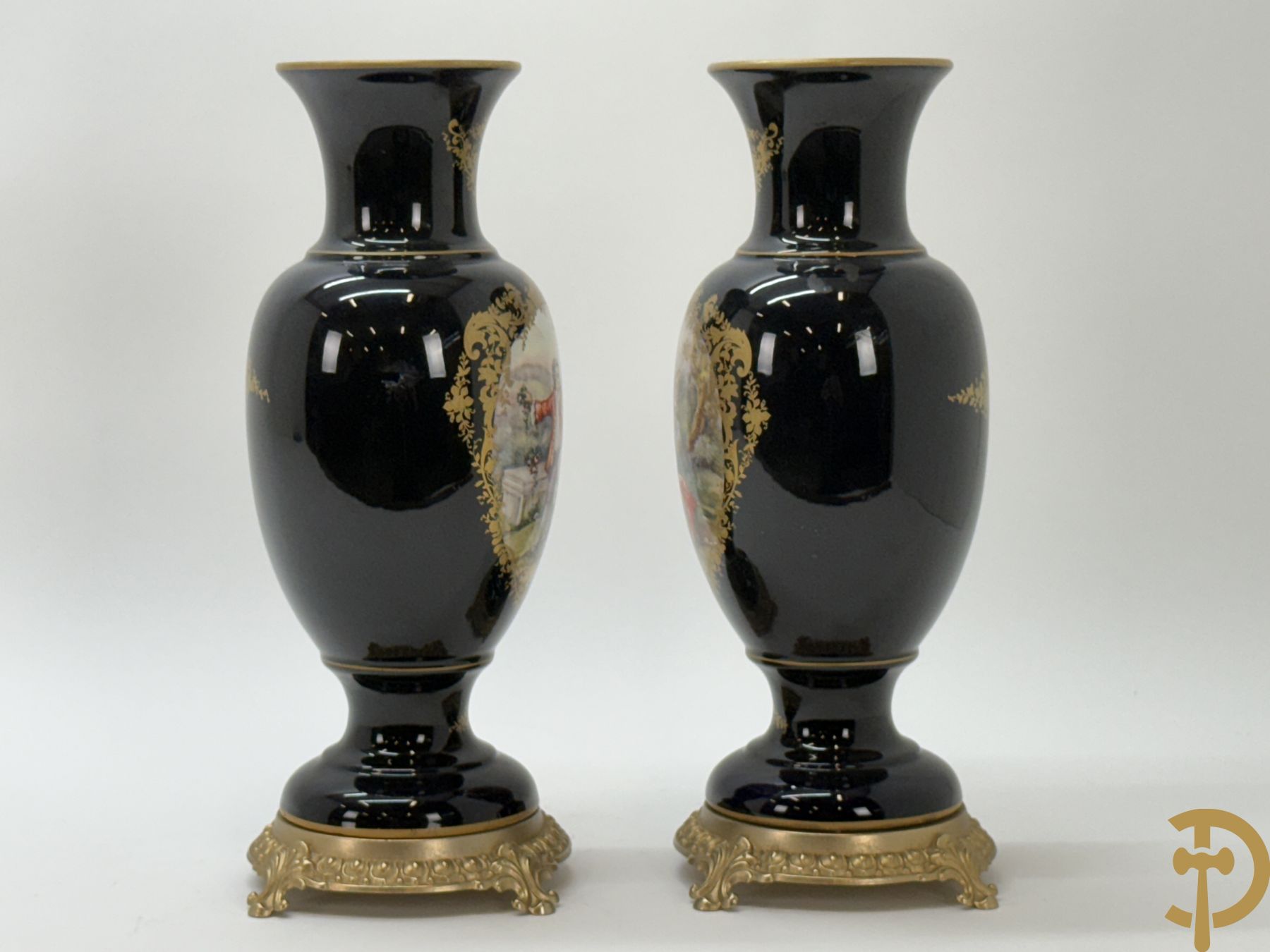 Paar kobaltblauwe porseleinen vazen met romantisch decor op koperen voet, ACF gemerkt