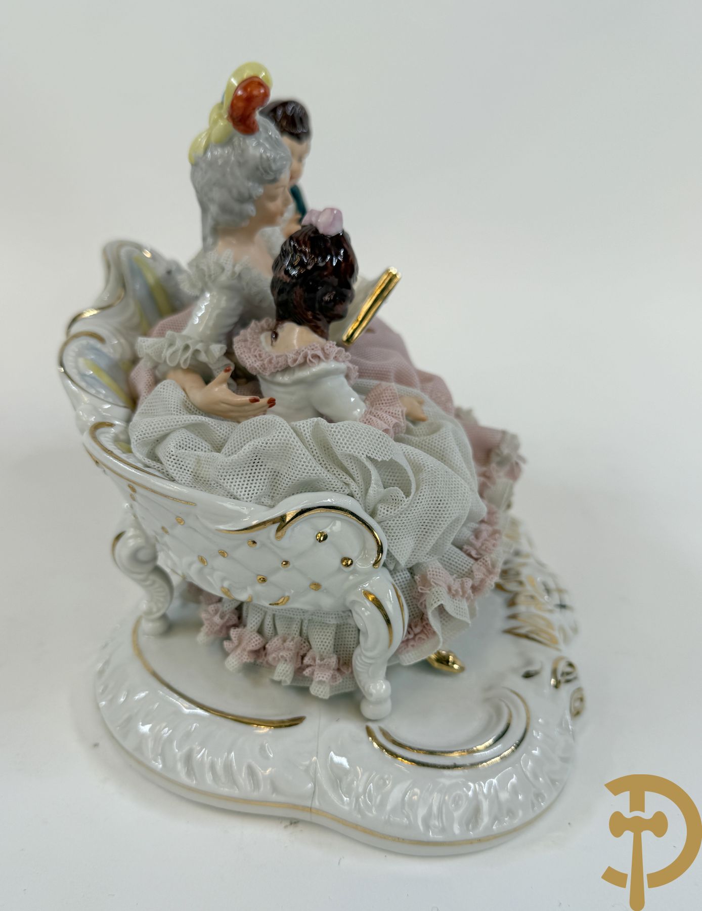 Italiaanse biscuitgroepen w.o. grote groep met 2 liggende naakte dames met zwaan, jongeman op rots, vioolspeler met edeldame, dame met kanten jurk en kinderen + Armani G. getekend 