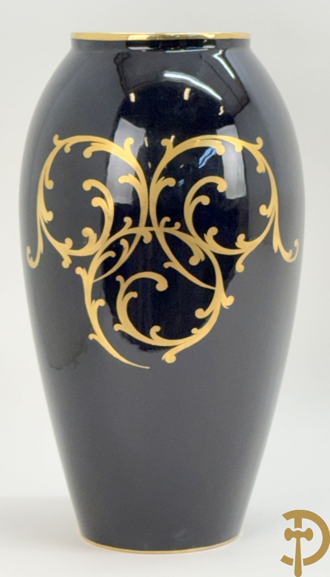 Porseleinen siervaas met idyllisch landschap met 4 dansende dames op blauwe fond, gemerkt Orly