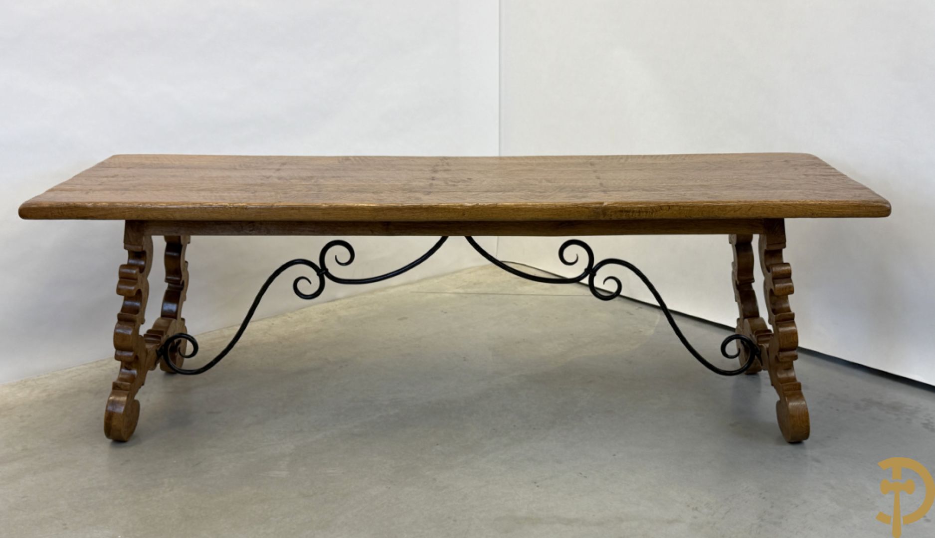 Massief eiken tafel met wangen en smeedijzer verbonden + 6 hoogleunige stoelen + 2 armzetels