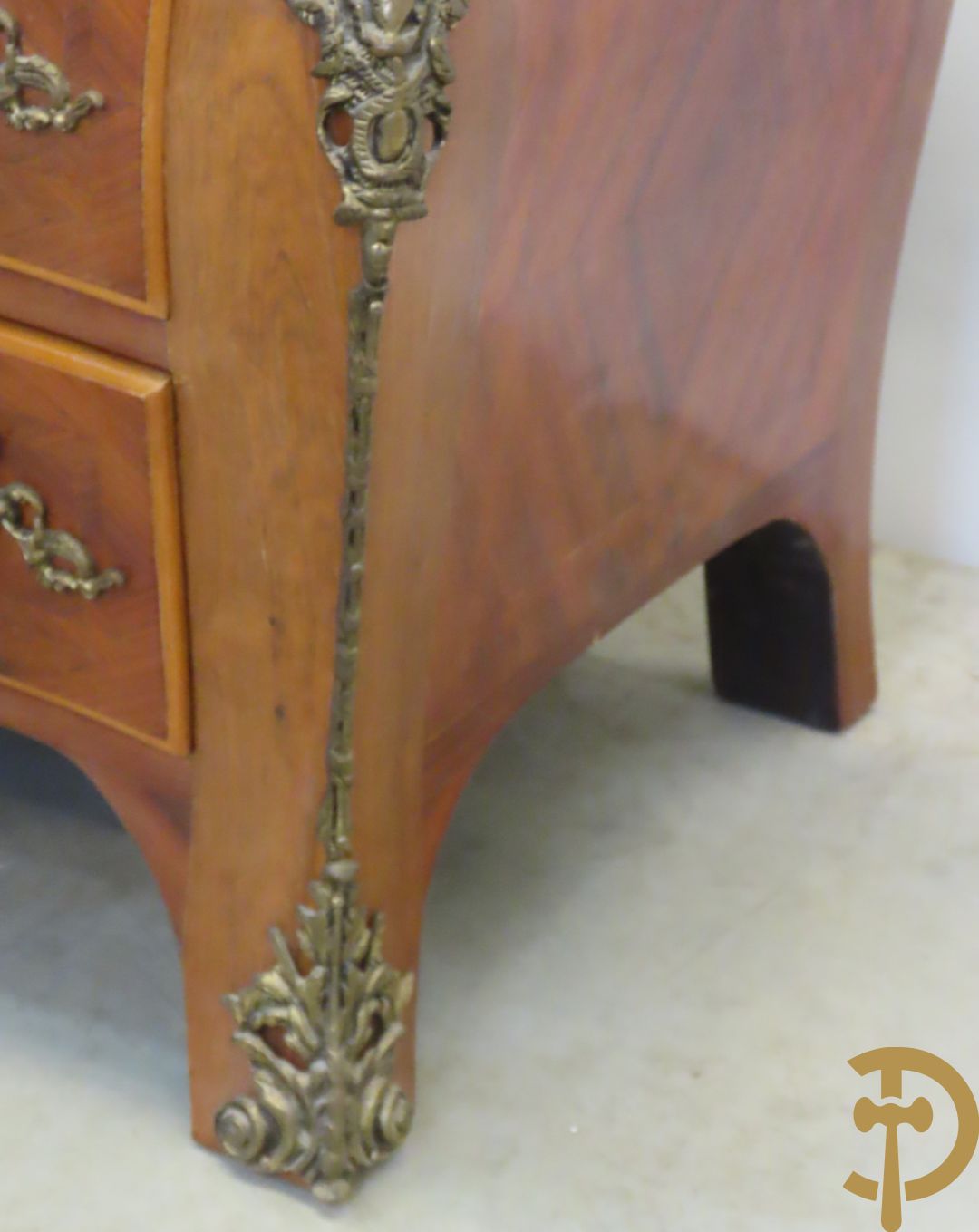 Notelaren gebombeerde drieladencommode met bronsbeslag en mazarinkoppen opzij - bovenaan met marmeren blad